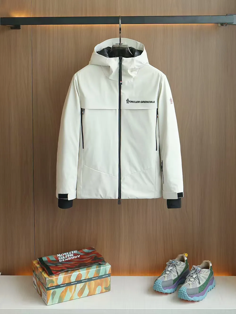 P1660 Old OEM channel, Moncler 25FW new thin and light men's hooded casual down jacket! Trading company orders Jeluz men's down inspired by classic, men's choice for outdoor activities! The product is made of GORE-Tex waterproof outdoor sports fabric and decorated with recyclable details, which demonstrates the brand's commitment to external environmental protection. The adjustable cuffs and two-way zipper ensure easy wearing and adjustment of the silhouette; the interior is made of European-standard environmentally friendly 90% white duck down + 10% feather high-content filling, which is warmer and lighter than traditional down jackets in the past. You will know its high-end atmosphere when you try it in person. The upper body is comfortable, warm and breathable without any bloated feeling! At the same time, it has a high sense of class and recognition. The seams of the body are all cut in position to ensure visual beauty, which is very time-consuming and material-consuming! The fashionable detachable vest can be worn alone. The detachable hooded stand-up collar design is easy to disassemble and assemble to create different fashionable looks. The concealed placket, two-way zipper opening and closing, elastic cuffs and drawstring hem cuff design can better withstand the cold wind and keep the upper body warm in autumn and winter. It is a tall and stylish item! Color: black, premium gray, off-white Size: M-3XL G9003 data reference: Size 1: shoulder width 51cm-bust 114cm-shirt length 70cm-sleeve length 61cm Size 2: shoulder width 52cm-chest 118cm-shirt length 71cm-sleeve length 62cm Size 3: shoulder width 53cm-chest 122cm-shirt length 72cm-sleeve length 63cm 4 Size: Shoulder width 54cm - Bust 126cm - Clothing length 73cm - Sleeve length 64cm Size 5: Shoulder width 55cm - Bust 130cm - Clothing length 75cm - Sleeve length 64cm