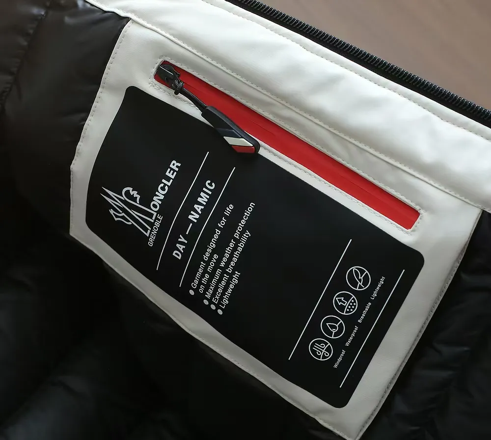 P1660 Old OEM channel, Moncler 25FW new thin and light men's hooded casual down jacket! Trading company orders Jeluz men's down inspired by classic, men's choice for outdoor activities! The product is made of GORE-Tex waterproof outdoor sports fabric and decorated with recyclable details, which demonstrates the brand's commitment to external environmental protection. The adjustable cuffs and two-way zipper ensure easy wearing and adjustment of the silhouette; the interior is made of European-standard environmentally friendly 90% white duck down + 10% feather high-content filling, which is warmer and lighter than traditional down jackets in the past. You will know its high-end atmosphere when you try it in person. The upper body is comfortable, warm and breathable without any bloated feeling! At the same time, it has a high sense of class and recognition. The seams of the body are all cut in position to ensure visual beauty, which is very time-consuming and material-consuming! The fashionable detachable vest can be worn alone. The detachable hooded stand-up collar design is easy to disassemble and assemble to create different fashionable looks. The concealed placket, two-way zipper opening and closing, elastic cuffs and drawstring hem cuff design can better withstand the cold wind and keep the upper body warm in autumn and winter. It is a tall and stylish item! Color: black, premium gray, off-white Size: M-3XL G9003 data reference: Size 1: shoulder width 51cm-bust 114cm-shirt length 70cm-sleeve length 61cm Size 2: shoulder width 52cm-chest 118cm-shirt length 71cm-sleeve length 62cm Size 3: shoulder width 53cm-chest 122cm-shirt length 72cm-sleeve length 63cm 4 Size: Shoulder width 54cm - Bust 126cm - Clothing length 73cm - Sleeve length 64cm Size 5: Shoulder width 55cm - Bust 130cm - Clothing length 75cm - Sleeve length 64cm