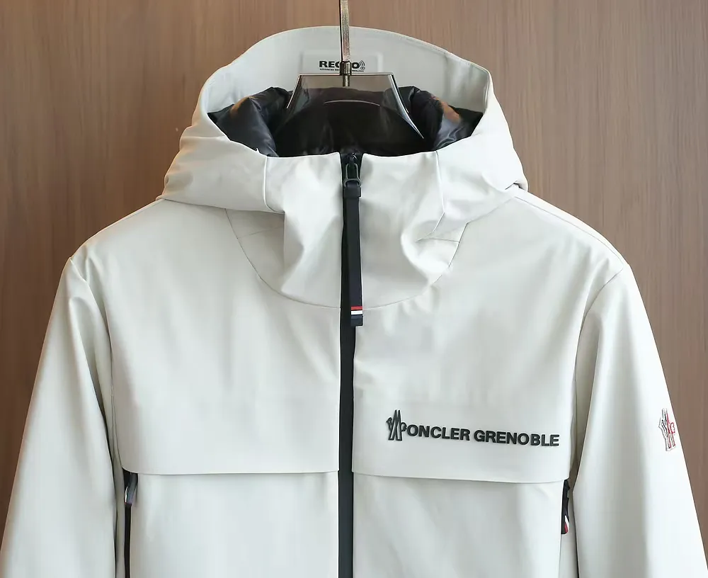P1660 Old OEM channel, Moncler 25FW new thin and light men's hooded casual down jacket! Trading company orders Jeluz men's down inspired by classic, men's choice for outdoor activities! The product is made of GORE-Tex waterproof outdoor sports fabric and decorated with recyclable details, which demonstrates the brand's commitment to external environmental protection. The adjustable cuffs and two-way zipper ensure easy wearing and adjustment of the silhouette; the interior is made of European-standard environmentally friendly 90% white duck down + 10% feather high-content filling, which is warmer and lighter than traditional down jackets in the past. You will know its high-end atmosphere when you try it in person. The upper body is comfortable, warm and breathable without any bloated feeling! At the same time, it has a high sense of class and recognition. The seams of the body are all cut in position to ensure visual beauty, which is very time-consuming and material-consuming! The fashionable detachable vest can be worn alone. The detachable hooded stand-up collar design is easy to disassemble and assemble to create different fashionable looks. The concealed placket, two-way zipper opening and closing, elastic cuffs and drawstring hem cuff design can better withstand the cold wind and keep the upper body warm in autumn and winter. It is a tall and stylish item! Color: black, premium gray, off-white Size: M-3XL G9003 data reference: Size 1: shoulder width 51cm-bust 114cm-shirt length 70cm-sleeve length 61cm Size 2: shoulder width 52cm-chest 118cm-shirt length 71cm-sleeve length 62cm Size 3: shoulder width 53cm-chest 122cm-shirt length 72cm-sleeve length 63cm 4 Size: Shoulder width 54cm - Bust 126cm - Clothing length 73cm - Sleeve length 64cm Size 5: Shoulder width 55cm - Bust 130cm - Clothing length 75cm - Sleeve length 64cm