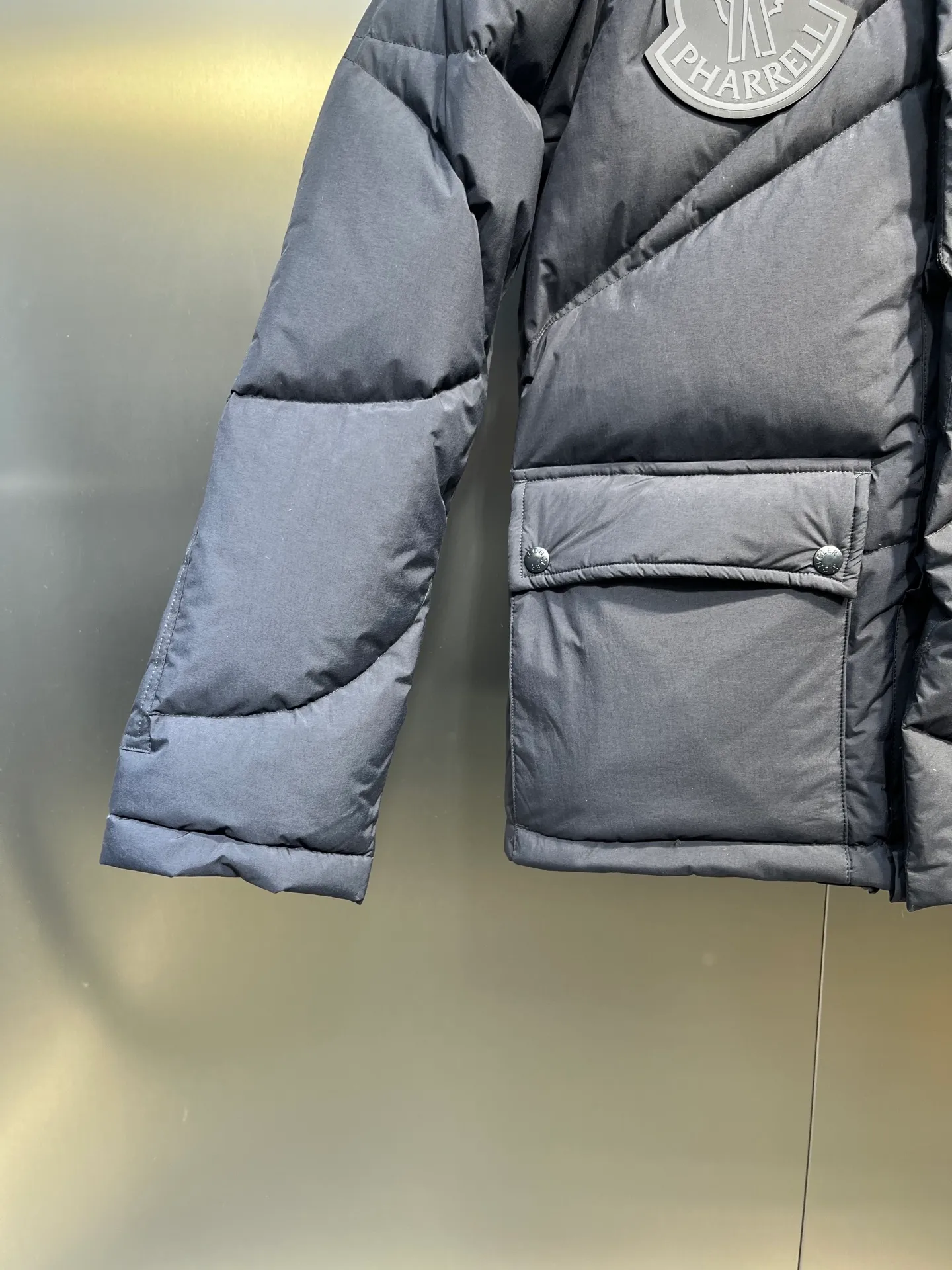 P1000 moncler 🌟 2025 new autumn and winter down jacket. Original 1:1 customized hardware accessories, all imported and original customization. Welcome to compare at the counter. Absolutely high quality. Made of top 90 down. Super soft. Full and fluffy. Super heavy workmanship. Fabric workmanship. 👍Perfect version. Note⚠The fabric is super comfortable. Exclusive model. Non-market product. Same style for men and women. Size: s-xxl
