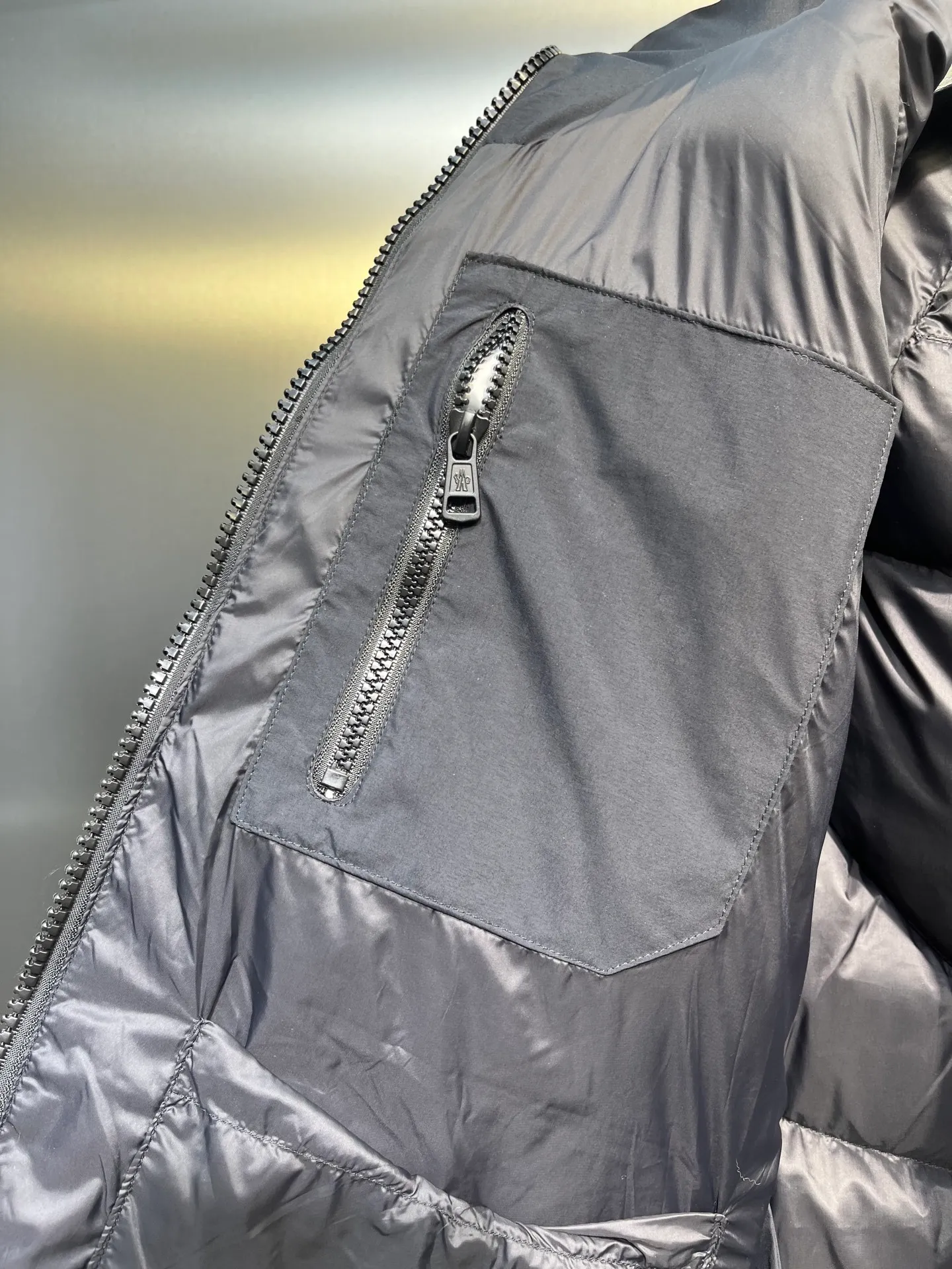 P1000 moncler 🌟 2025 new autumn and winter down jacket. Original 1:1 customized hardware accessories, all imported and original customization. Welcome to compare at the counter. Absolutely high quality. Made of top 90 down. Super soft. Full and fluffy. Super heavy workmanship. Fabric workmanship. 👍Perfect version. Note⚠The fabric is super comfortable. Exclusive model. Non-market product. Same style for men and women. Size: s-xxl