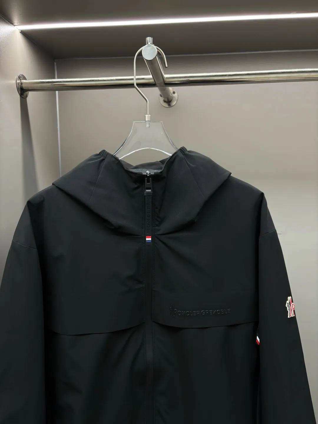 P720 Moncler functional hooded outdoor thin cotton jacket. Hong Kong trading company channel order, high-end OEM factory shipment. It was only after buying it from Italy's top luxury brand Mon.. e that I realized how high-end it is! Dare to compete with any brand of jacket on the market, this is the pinnacle! Impeccable quality presented to perfection. It's full and thick, but it's light and comfortable to wear, making it extremely comfortable and stress-free. It also ensures its warmth and cold resistance! Customized and functional splash-proof fabrics for customers, rich in luster, soft in color, crisp and stylish. Stand collar hooded, from design to fabric to functionality, all reflect the brand's unique vision and intention, regardless of cost, just to present good clothes to those who know how to appreciate them. Three-dimensional tailoring does not look bulky, creating a neat and capable temperament. Wear elegance in a simple way, especially in the cold winter, let the clothes with artisan details breathe. The royal and aristocratic styles follow you as if they were tailor-made, and the original hardware is customized for customers. Size: 48, 50, 52, 54, 56