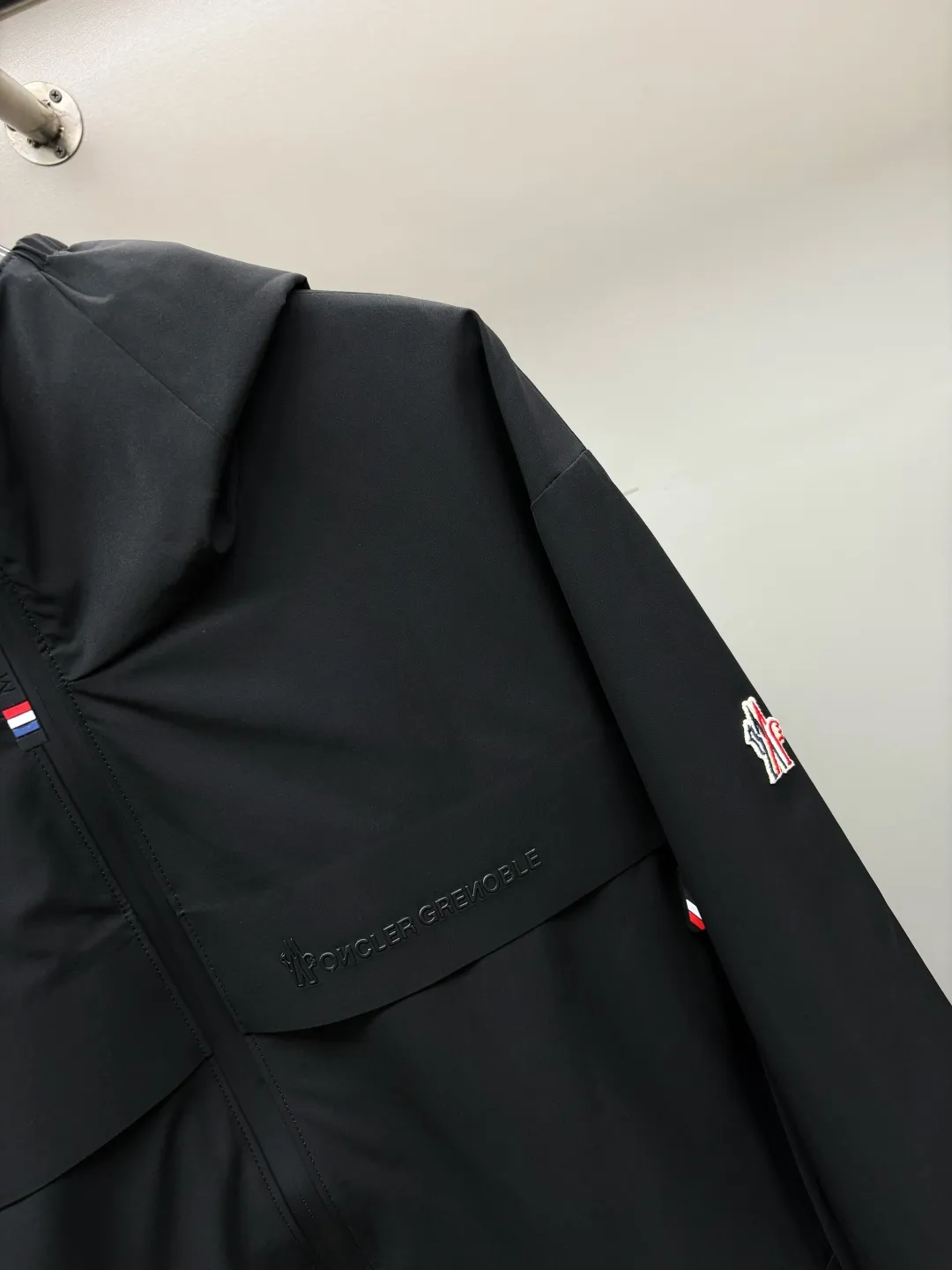 P720 Moncler functional hooded outdoor thin cotton jacket. Hong Kong trading company channel order, high-end OEM factory shipment. It was only after buying it from Italy's top luxury brand Mon.. e that I realized how high-end it is! Dare to compete with any brand of jacket on the market, this is the pinnacle! Impeccable quality presented to perfection. It's full and thick, but it's light and comfortable to wear, making it extremely comfortable and stress-free. It also ensures its warmth and cold resistance! Customized and functional splash-proof fabrics for customers, rich in luster, soft in color, crisp and stylish. Stand collar hooded, from design to fabric to functionality, all reflect the brand's unique vision and intention, regardless of cost, just to present good clothes to those who know how to appreciate them. Three-dimensional tailoring does not look bulky, creating a neat and capable temperament. Wear elegance in a simple way, especially in the cold winter, let the clothes with artisan details breathe. The royal and aristocratic styles follow you as if they were tailor-made, and the original hardware is customized for customers. Size: 48, 50, 52, 54, 56