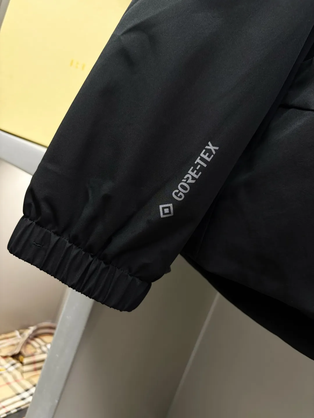 P720 Moncler functional hooded outdoor thin cotton jacket. Hong Kong trading company channel order, high-end OEM factory shipment. It was only after buying it from Italy's top luxury brand Mon.. e that I realized how high-end it is! Dare to compete with any brand of jacket on the market, this is the pinnacle! Impeccable quality presented to perfection. It's full and thick, but it's light and comfortable to wear, making it extremely comfortable and stress-free. It also ensures its warmth and cold resistance! Customized and functional splash-proof fabrics for customers, rich in luster, soft in color, crisp and stylish. Stand collar hooded, from design to fabric to functionality, all reflect the brand's unique vision and intention, regardless of cost, just to present good clothes to those who know how to appreciate them. Three-dimensional tailoring does not look bulky, creating a neat and capable temperament. Wear elegance in a simple way, especially in the cold winter, let the clothes with artisan details breathe. The royal and aristocratic styles follow you as if they were tailor-made, and the original hardware is customized for customers. Size: 48, 50, 52, 54, 56