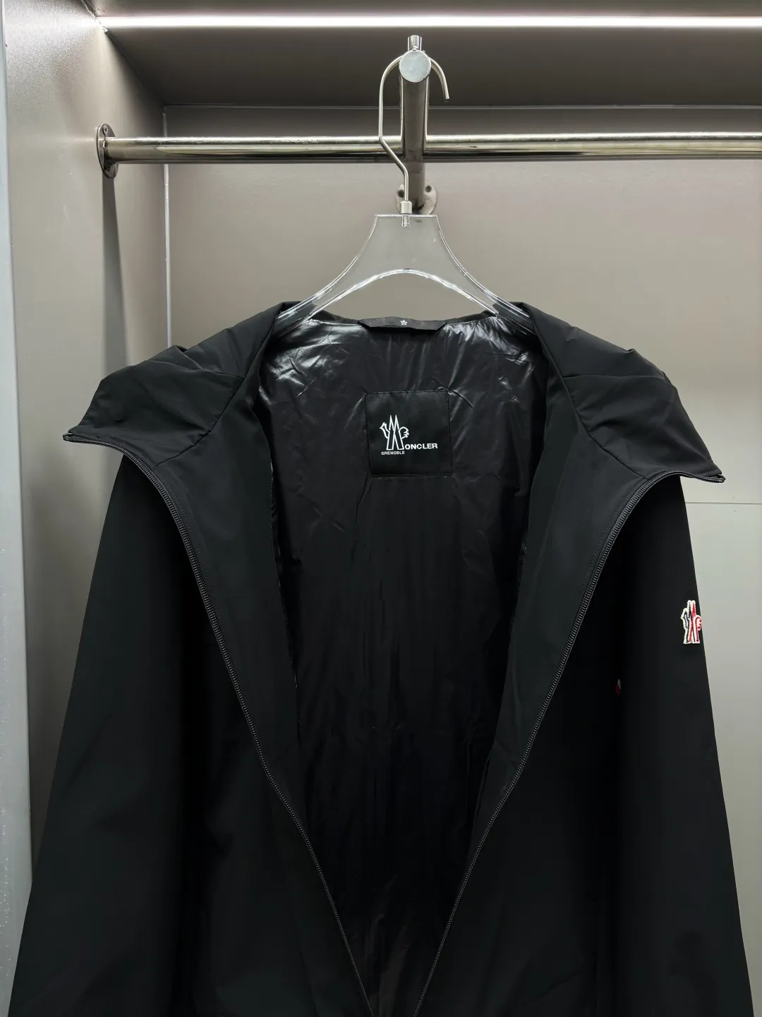 P720 Moncler functional hooded outdoor thin cotton jacket. Hong Kong trading company channel order, high-end OEM factory shipment. It was only after buying it from Italy's top luxury brand Mon.. e that I realized how high-end it is! Dare to compete with any brand of jacket on the market, this is the pinnacle! Impeccable quality presented to perfection. It's full and thick, but it's light and comfortable to wear, making it extremely comfortable and stress-free. It also ensures its warmth and cold resistance! Customized and functional splash-proof fabrics for customers, rich in luster, soft in color, crisp and stylish. Stand collar hooded, from design to fabric to functionality, all reflect the brand's unique vision and intention, regardless of cost, just to present good clothes to those who know how to appreciate them. Three-dimensional tailoring does not look bulky, creating a neat and capable temperament. Wear elegance in a simple way, especially in the cold winter, let the clothes with artisan details breathe. The royal and aristocratic styles follow you as if they were tailor-made, and the original hardware is customized for customers. Size: 48, 50, 52, 54, 56