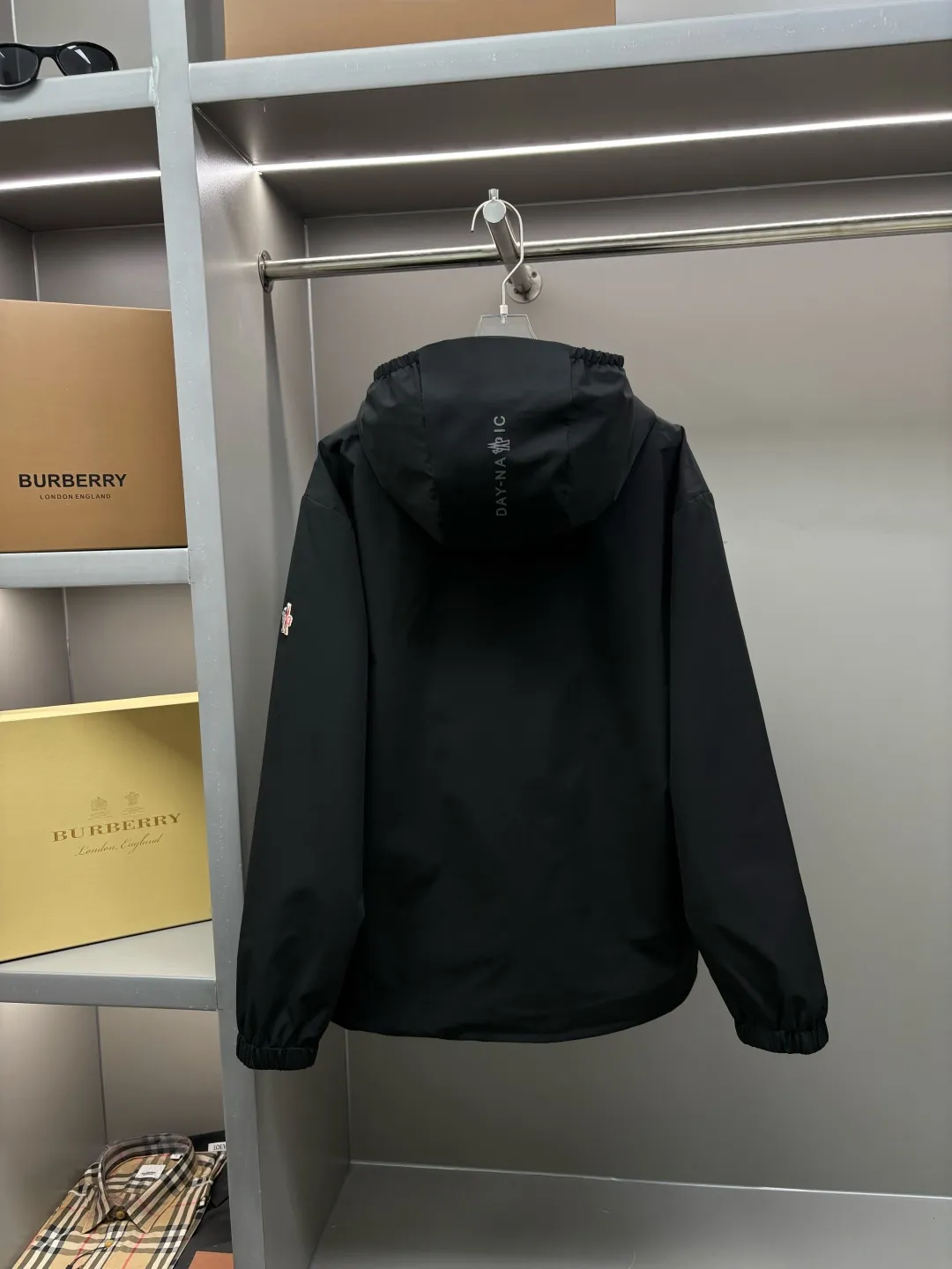 P720 Moncler functional hooded outdoor thin cotton jacket. Hong Kong trading company channel order, high-end OEM factory shipment. It was only after buying it from Italy's top luxury brand Mon.. e that I realized how high-end it is! Dare to compete with any brand of jacket on the market, this is the pinnacle! Impeccable quality presented to perfection. It's full and thick, but it's light and comfortable to wear, making it extremely comfortable and stress-free. It also ensures its warmth and cold resistance! Customized and functional splash-proof fabrics for customers, rich in luster, soft in color, crisp and stylish. Stand collar hooded, from design to fabric to functionality, all reflect the brand's unique vision and intention, regardless of cost, just to present good clothes to those who know how to appreciate them. Three-dimensional tailoring does not look bulky, creating a neat and capable temperament. Wear elegance in a simple way, especially in the cold winter, let the clothes with artisan details breathe. The royal and aristocratic styles follow you as if they were tailor-made, and the original hardware is customized for customers. Size: 48, 50, 52, 54, 56