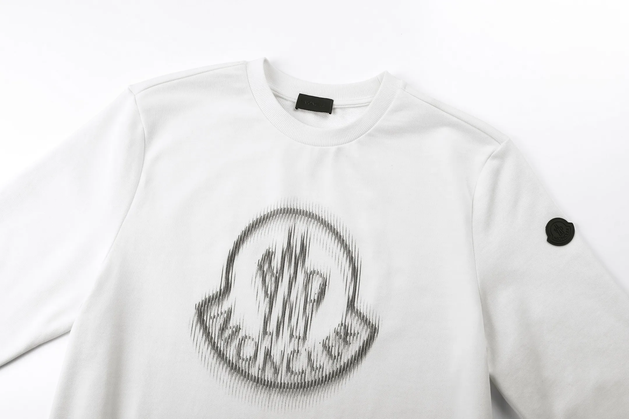 P340 Moncler 24FW Fuzzy Logo Printed Round Neck Sweatshirt (White) The original version was purchased for RMB 3,926 and developed. The fabric is made of 320g double-ply combed cotton sweatshirt material, and the ribs are made of 2*2 cotton luxury ribs. The fabric enzyme washing process uses biological enzymes to gently wash the fabric, which can not only clean the fabric impurities, but also soften the fiber texture, making the sweatshirt feel more skin-friendly and soft, while retaining the stiffness of the fabric itself, making it less likely to deform after long-term wear. The printing part uses digital direct-injection technology: the pattern accurately restores the detailed texture of the brand logo, the color is delicate and has strong adhesion, and it is not easy to fade or crack after washing; the direct-injection process allows the printing to be highly integrated with the fabric without producing a stiff gluey feel, taking into account both aesthetics and wearing comfort. Thanks to the combination of craftsmanship, the clothes not only have a high-end texture, but also take into account the durability of daily wear. It is recommended to hand wash to better maintain the craftsmanship effect. The overall wiring is straight and delicate, the fabric is comfortable and soft, and the color is consistent without color difference. It can be matched with the same style to create a fashionable look and control various occasions. Customized accessories, complete with three standards, the same style for men and women. Size:S-M-L-XL