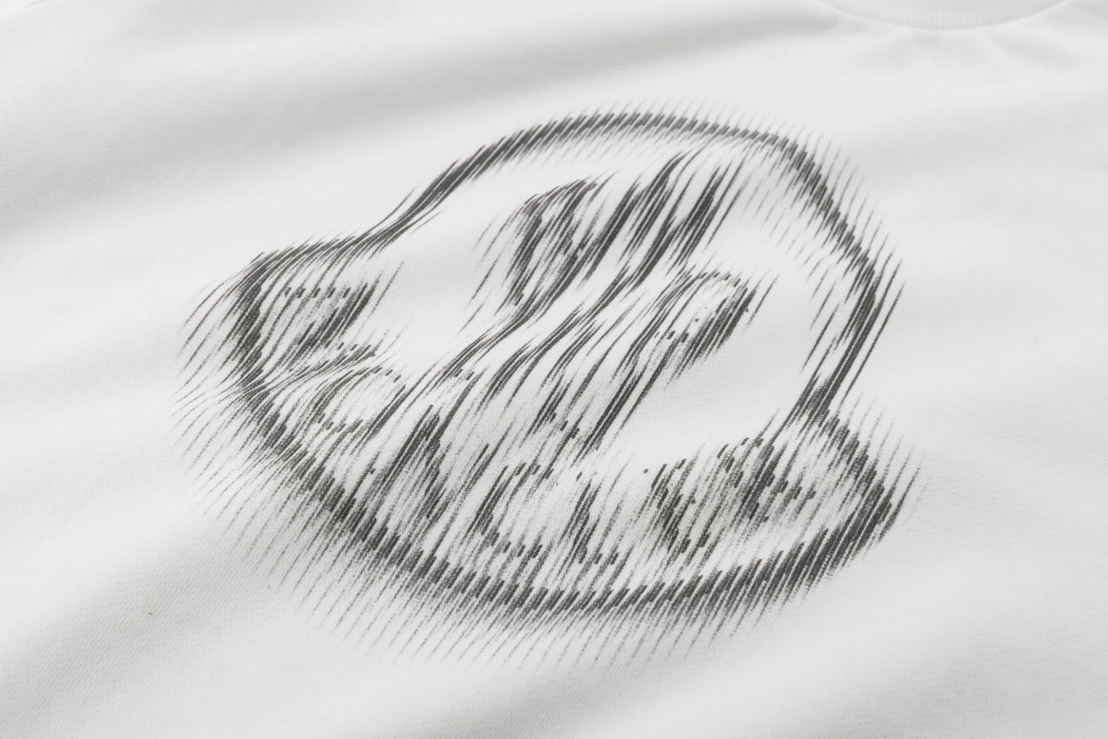 P340 Moncler 24FW Fuzzy Logo Printed Round Neck Sweatshirt (White) The original version was purchased for RMB 3,926 and developed. The fabric is made of 320g double-ply combed cotton sweatshirt material, and the ribs are made of 2*2 cotton luxury ribs. The fabric enzyme washing process uses biological enzymes to gently wash the fabric, which can not only clean the fabric impurities, but also soften the fiber texture, making the sweatshirt feel more skin-friendly and soft, while retaining the stiffness of the fabric itself, making it less likely to deform after long-term wear. The printing part uses digital direct-injection technology: the pattern accurately restores the detailed texture of the brand logo, the color is delicate and has strong adhesion, and it is not easy to fade or crack after washing; the direct-injection process allows the printing to be highly integrated with the fabric without producing a stiff gluey feel, taking into account both aesthetics and wearing comfort. Thanks to the combination of craftsmanship, the clothes not only have a high-end texture, but also take into account the durability of daily wear. It is recommended to hand wash to better maintain the craftsmanship effect. The overall wiring is straight and delicate, the fabric is comfortable and soft, and the color is consistent without color difference. It can be matched with the same style to create a fashionable look and control various occasions. Customized accessories, complete with three standards, the same style for men and women. Size:S-M-L-XL