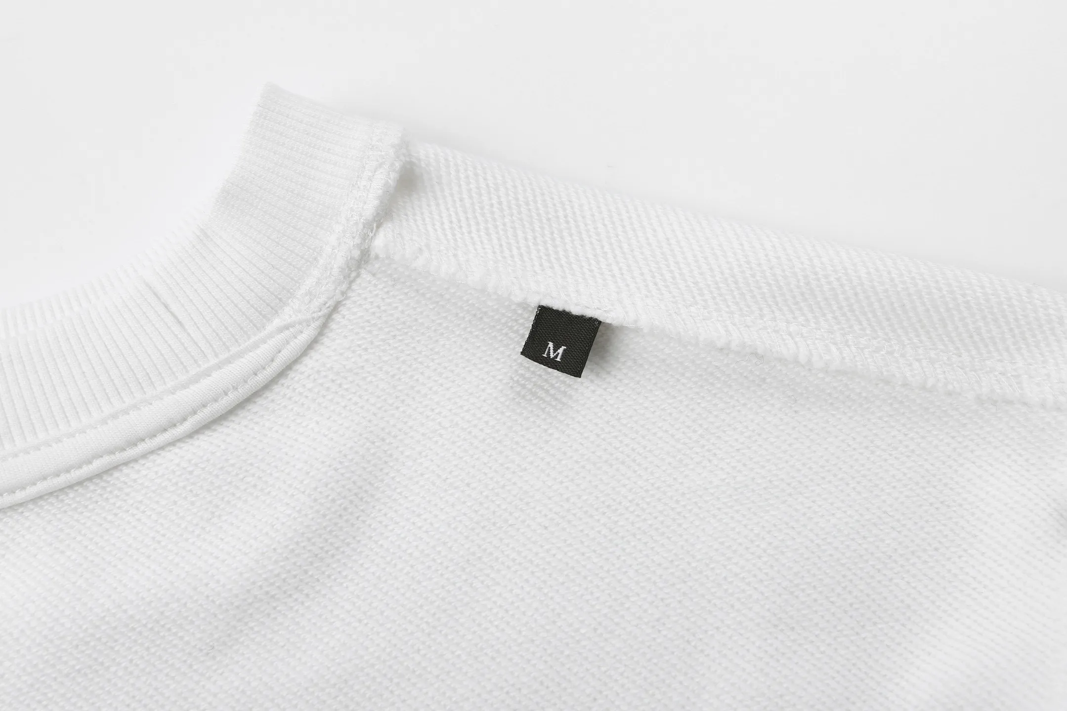 P340 Moncler 24FW Fuzzy Logo Printed Round Neck Sweatshirt (White) The original version was purchased for RMB 3,926 and developed. The fabric is made of 320g double-ply combed cotton sweatshirt material, and the ribs are made of 2*2 cotton luxury ribs. The fabric enzyme washing process uses biological enzymes to gently wash the fabric, which can not only clean the fabric impurities, but also soften the fiber texture, making the sweatshirt feel more skin-friendly and soft, while retaining the stiffness of the fabric itself, making it less likely to deform after long-term wear. The printing part uses digital direct-injection technology: the pattern accurately restores the detailed texture of the brand logo, the color is delicate and has strong adhesion, and it is not easy to fade or crack after washing; the direct-injection process allows the printing to be highly integrated with the fabric without producing a stiff gluey feel, taking into account both aesthetics and wearing comfort. Thanks to the combination of craftsmanship, the clothes not only have a high-end texture, but also take into account the durability of daily wear. It is recommended to hand wash to better maintain the craftsmanship effect. The overall wiring is straight and delicate, the fabric is comfortable and soft, and the color is consistent without color difference. It can be matched with the same style to create a fashionable look and control various occasions. Customized accessories, complete with three standards, the same style for men and women. Size:S-M-L-XL