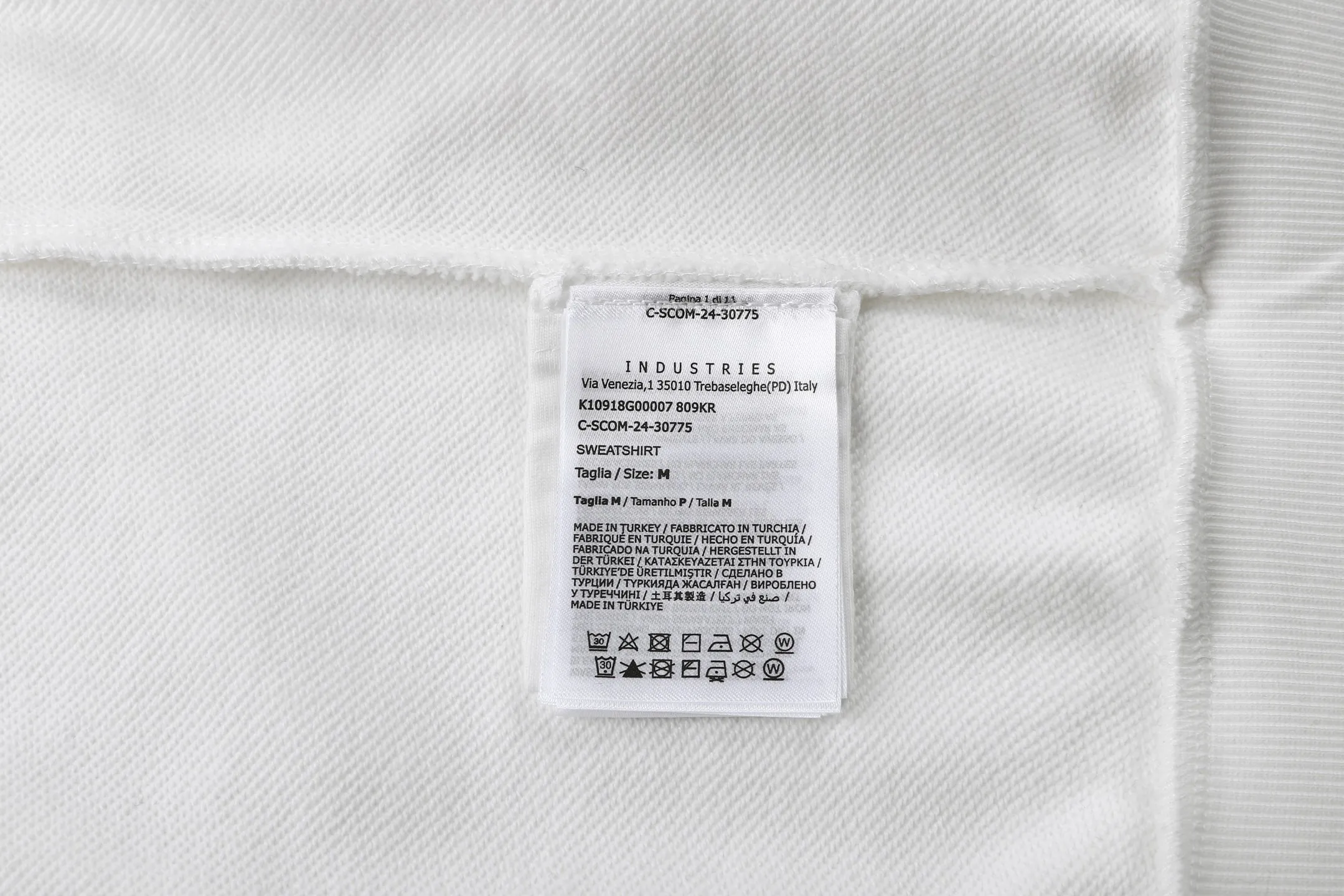 P340 Moncler 24FW Fuzzy Logo Printed Round Neck Sweatshirt (White) The original version was purchased for RMB 3,926 and developed. The fabric is made of 320g double-ply combed cotton sweatshirt material, and the ribs are made of 2*2 cotton luxury ribs. The fabric enzyme washing process uses biological enzymes to gently wash the fabric, which can not only clean the fabric impurities, but also soften the fiber texture, making the sweatshirt feel more skin-friendly and soft, while retaining the stiffness of the fabric itself, making it less likely to deform after long-term wear. The printing part uses digital direct-injection technology: the pattern accurately restores the detailed texture of the brand logo, the color is delicate and has strong adhesion, and it is not easy to fade or crack after washing; the direct-injection process allows the printing to be highly integrated with the fabric without producing a stiff gluey feel, taking into account both aesthetics and wearing comfort. Thanks to the combination of craftsmanship, the clothes not only have a high-end texture, but also take into account the durability of daily wear. It is recommended to hand wash to better maintain the craftsmanship effect. The overall wiring is straight and delicate, the fabric is comfortable and soft, and the color is consistent without color difference. It can be matched with the same style to create a fashionable look and control various occasions. Customized accessories, complete with three standards, the same style for men and women. Size:S-M-L-XL