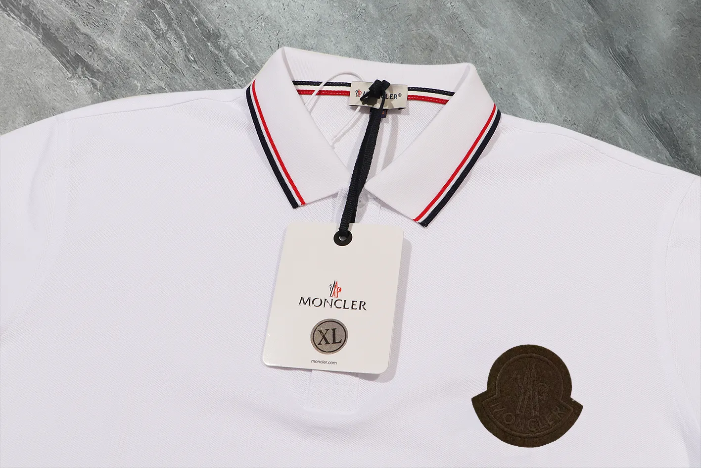 P190 Complete with three standards] MONCLER~ MONCLER 2024 summer new high-quality lapel short-sleeved POLO shirt, counter-customized fabric, high breathability and comfort, impeccable details, brand element design concept, reflecting high quality. It feels delicate and soft! It presents a casual cut and the upper body shape is great! The chest is filled with three-dimensional embroidery of the brand LOGO to highlight quality and luxury. Color: black/white Size: M~3XL
