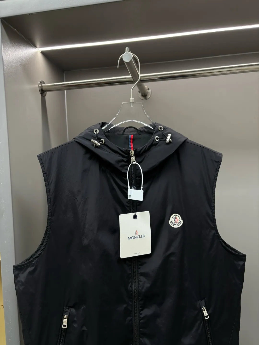 P490 Moncler new letter cotton vest original fabric original accessories official same style Made of imported polyester fabric, customized fabric dyed in the same vat. Very comfortable and smooth to the touch. Very wide and stylish. Will not deform after long-term wear. Produced by a first-line brand factory. The label is full and textured. The latest style for autumn and winter. Fashionable and personalized. Super versatile and good-looking. Very suitable for both men and women. A must-have for everyone. Color: Black Royal Blue Size: L-4XL