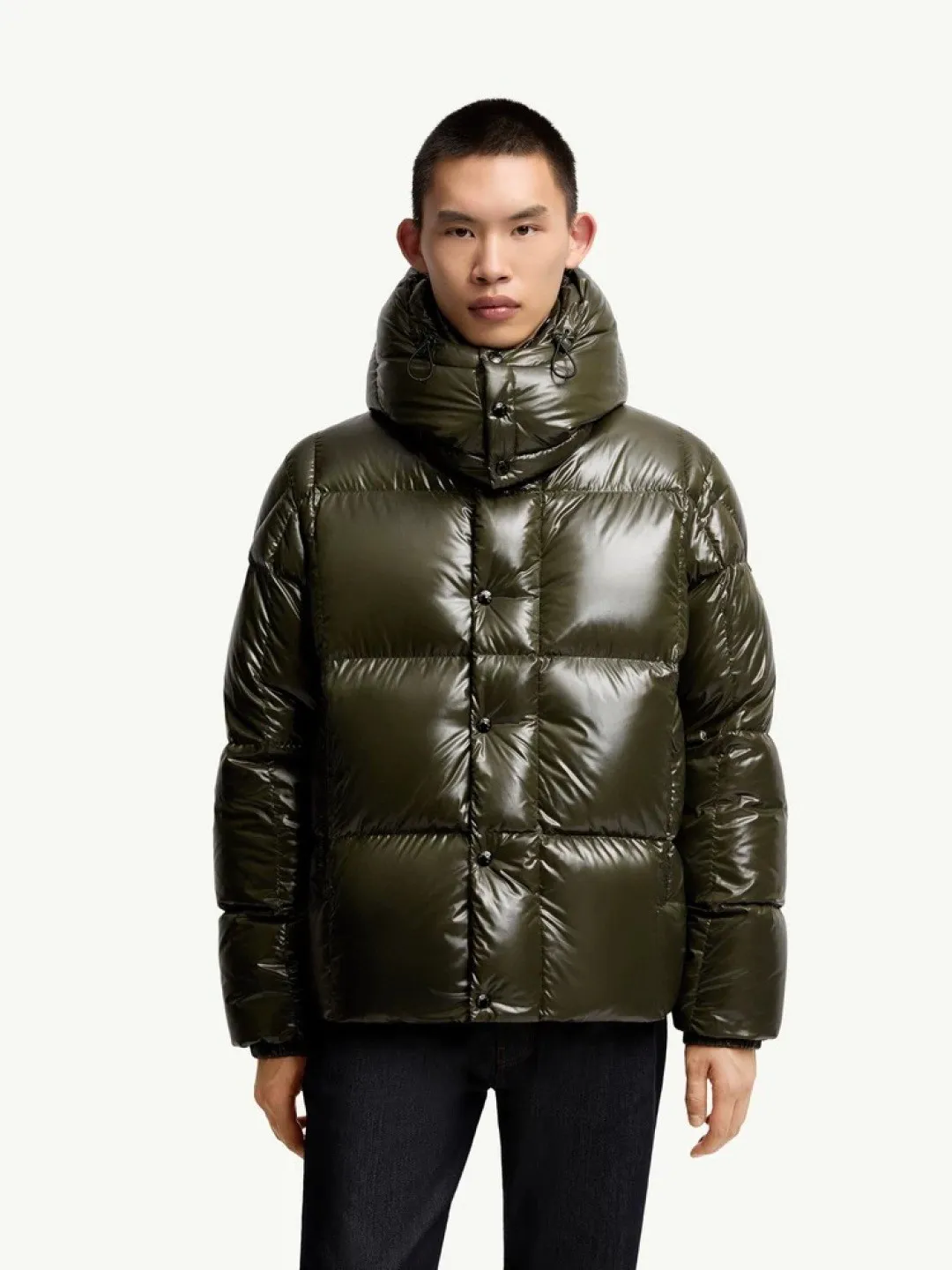 P800 Moncler's new Parana men's black gold hooded short down jacket, the Parana down jacket has an eye-catching glossy texture. This short down jacket is made of nylonlaque fabric, which is lightweight, warm, breathable and comfortable. The warm design and removable hood make it easy to handle all weather conditions. Size: 12345 Color: light brown black emerald green olive green