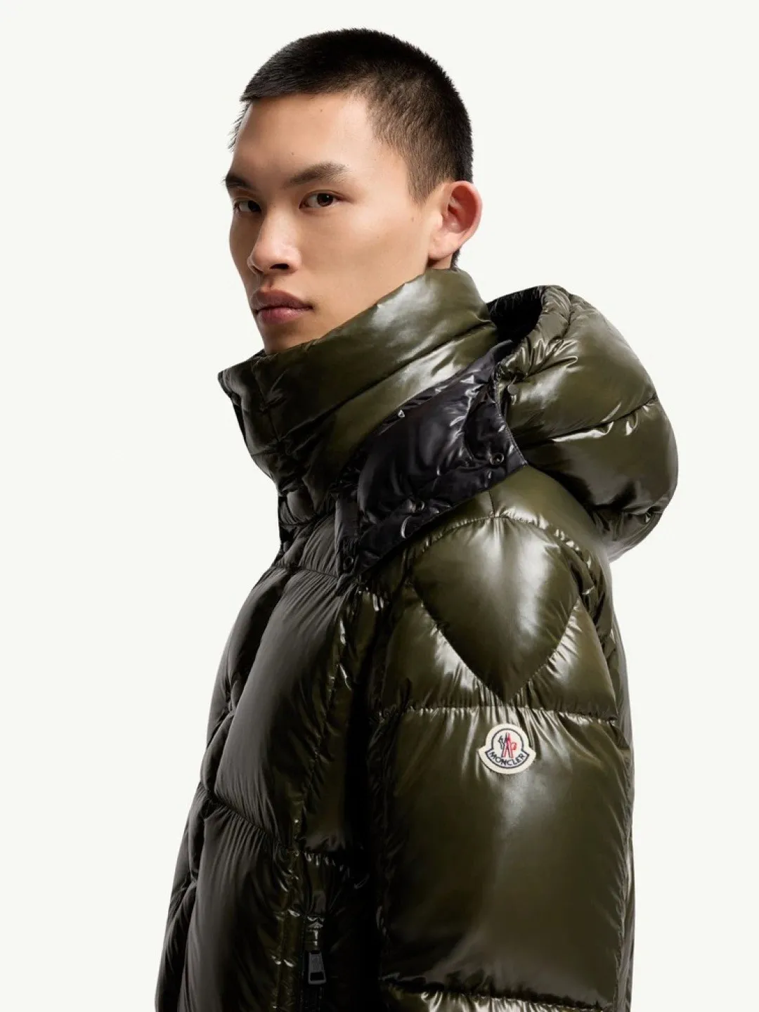 P800 Moncler's new Parana men's black gold hooded short down jacket, the Parana down jacket has an eye-catching glossy texture. This short down jacket is made of nylonlaque fabric, which is lightweight, warm, breathable and comfortable. The warm design and removable hood make it easy to handle all weather conditions. Size: 12345 Color: light brown black emerald green olive green