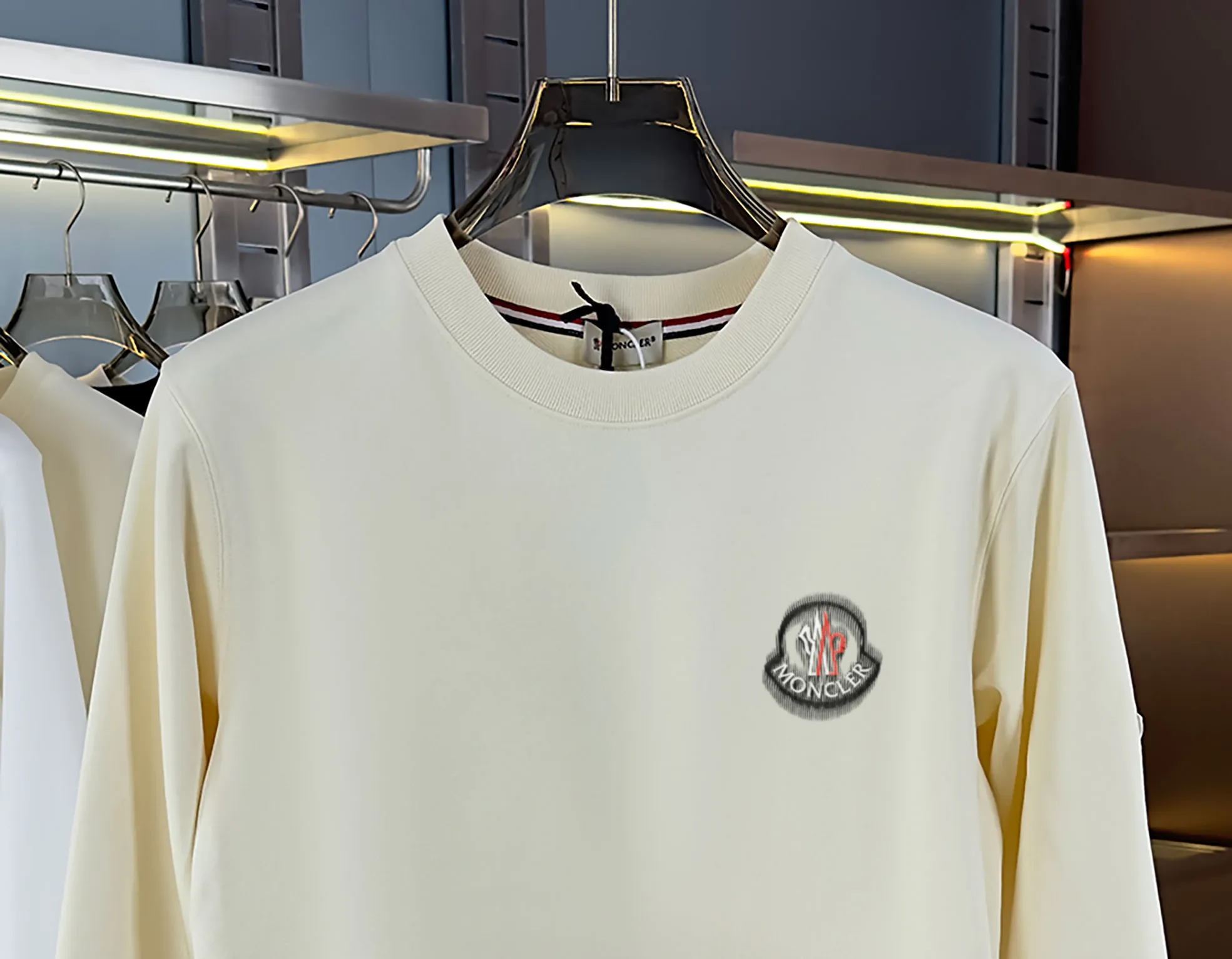 P210 high version sweatshirt) 📦With exclusive picture packaging📦 [Long-term ready stock] Upgraded version "Mobile phone smart sensor ~ NFC chip armband ~ Direct access to the official website anti-counterfeiting" 〖 𝐌𝐎𝐍𝐂𝐋𝐄𝐑 ~ Mouth covering〗 2025 new high quality, using 450g heavyweight fabric Different from the market currency, you can mix and match everything at will and you will be handsome😎The whole clothes is made of double waistcoats. The double waistcoats make the whole dress more three-dimensional. It is not an ordinary factory that can do such fine work. 2025 autumn and winter new style, on sale at the counter, exquisite printed round neck terry sweatshirt. High-end double-ply cotton. Customized stretch ribs are dyed in the same vat. Three standards are complete. It is matched with digital printing patterns and is very breathable. Same style for men and women. Color: black, white, apricot. Size: S M L XL 2XL