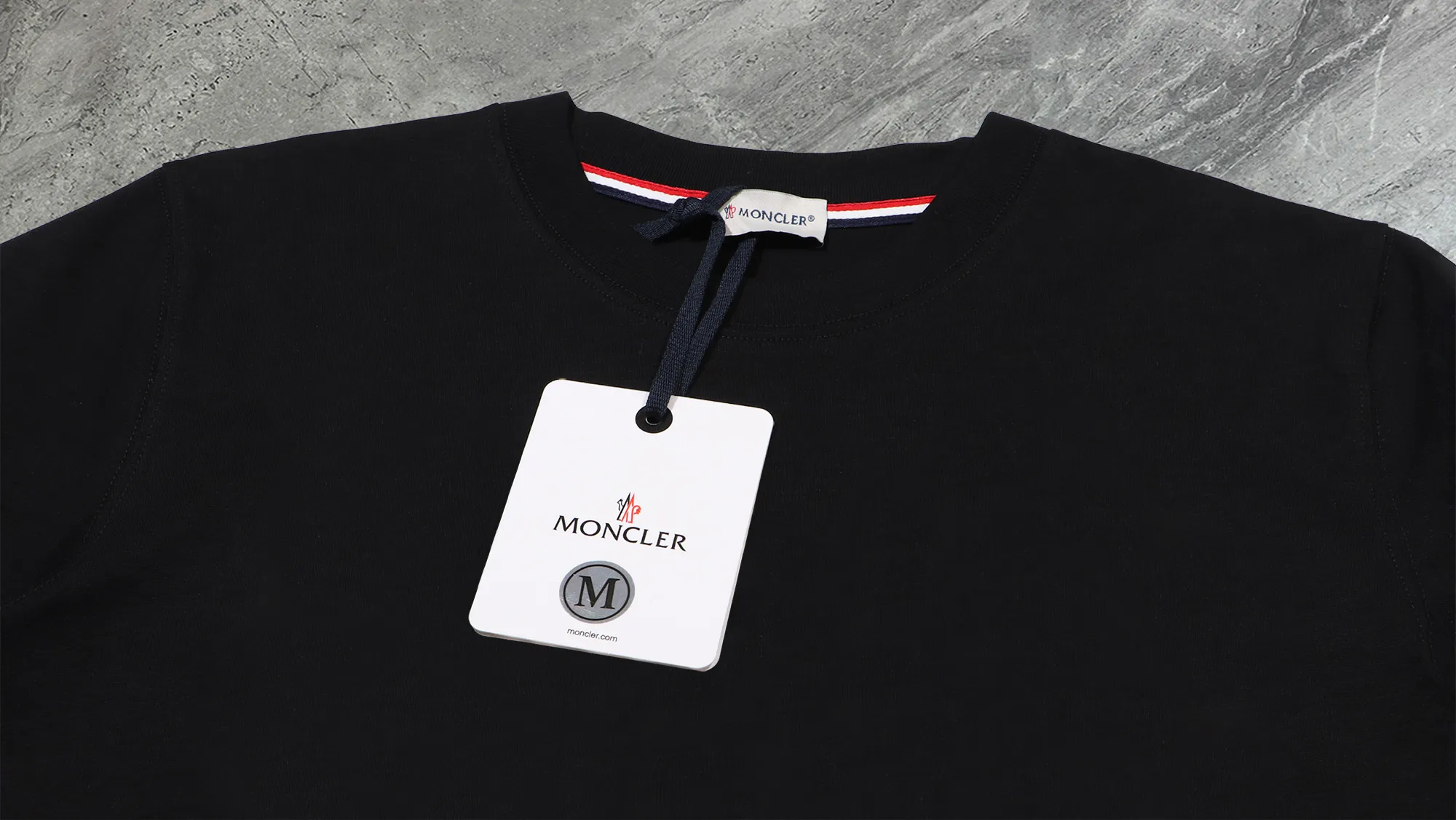 P210 High-version sweatshirt) [Long-term stock] 〖𝐌𝐎𝐍𝐂𝐋𝐄𝐑~Mask〗 Made of 440g heavy-weight fabric. It is different from the market currency. It can be matched with any variety and is properly handsome. 😎The whole dress is made of double waistcoats. The double waistcoats make the whole dress more three-dimensional. Not ordinary factories can do such fine work. 2025 Spring runway version of the T stage, on sale at the counter, round neck terry sweatshirt, high-end double-strand pure cotton, custom-made stretch ribs, dyed in the same vat, complete with three standards, matched with exquisite embroidered LOGO on the chest, simple and advanced, same style for men and women. Color: black, apricot, white, size: S M L XL 2XL