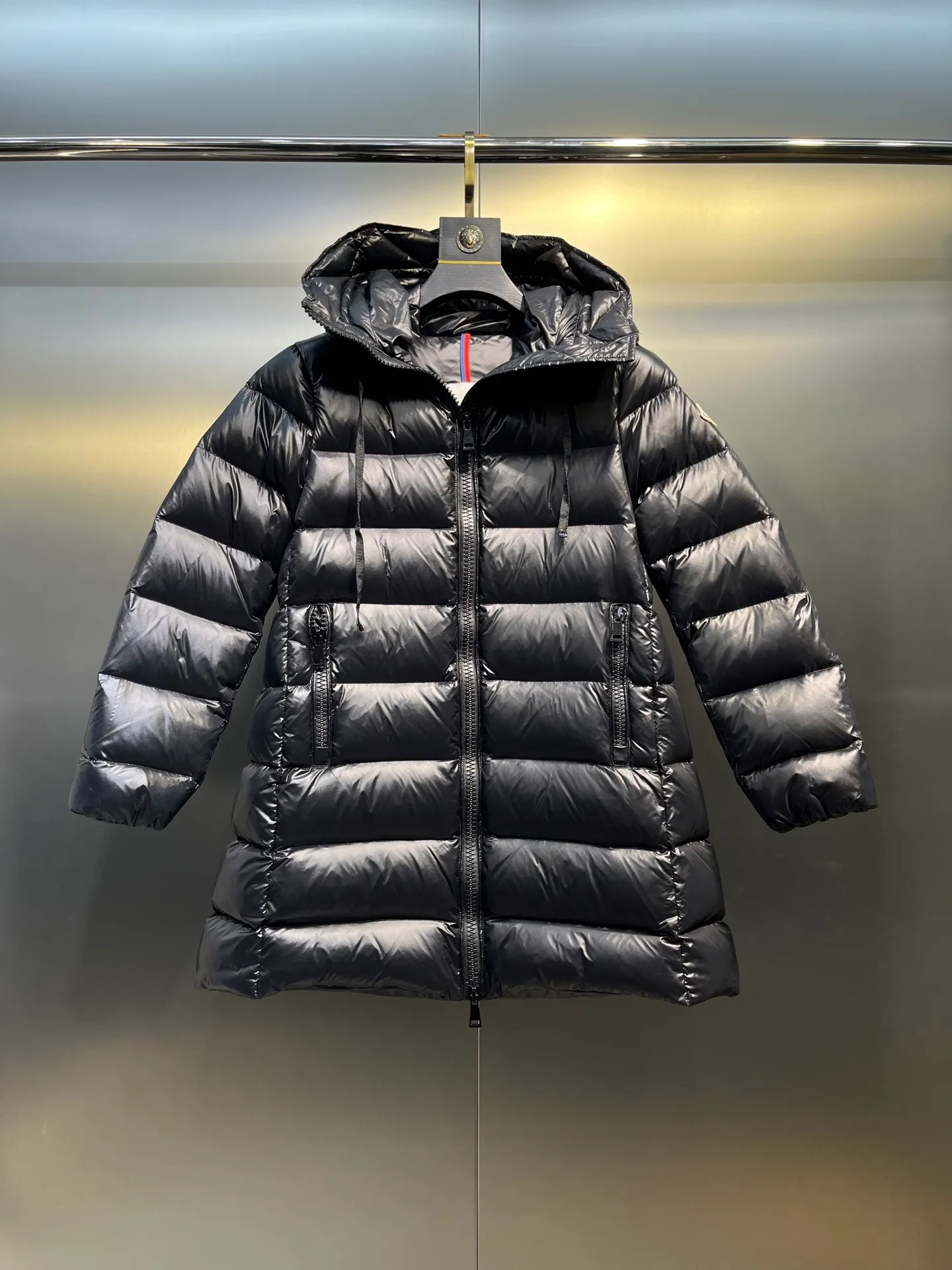 P860 moncler 🌟MonerSuyen Women's Long Down Jacket This jacket is suitable for the city's regular and sophisticated winter items. The rectangular quilting highlights the feminine charm of the trumpet style, and can be layered with day and evening looks. My mind is filled with evergreen models. Who makes this group of simple models always the hottest? With a fill power of up to 700T, it feels particularly soft and you can feel the warmth instantly! Suyen hooded down jacket has a great upper body effect! ! ! It is very easy to match, and it seems to visually cover up the usual bloat of down jackets. It feels really good to wear such a down jacket for winter! Color: black size: 12345