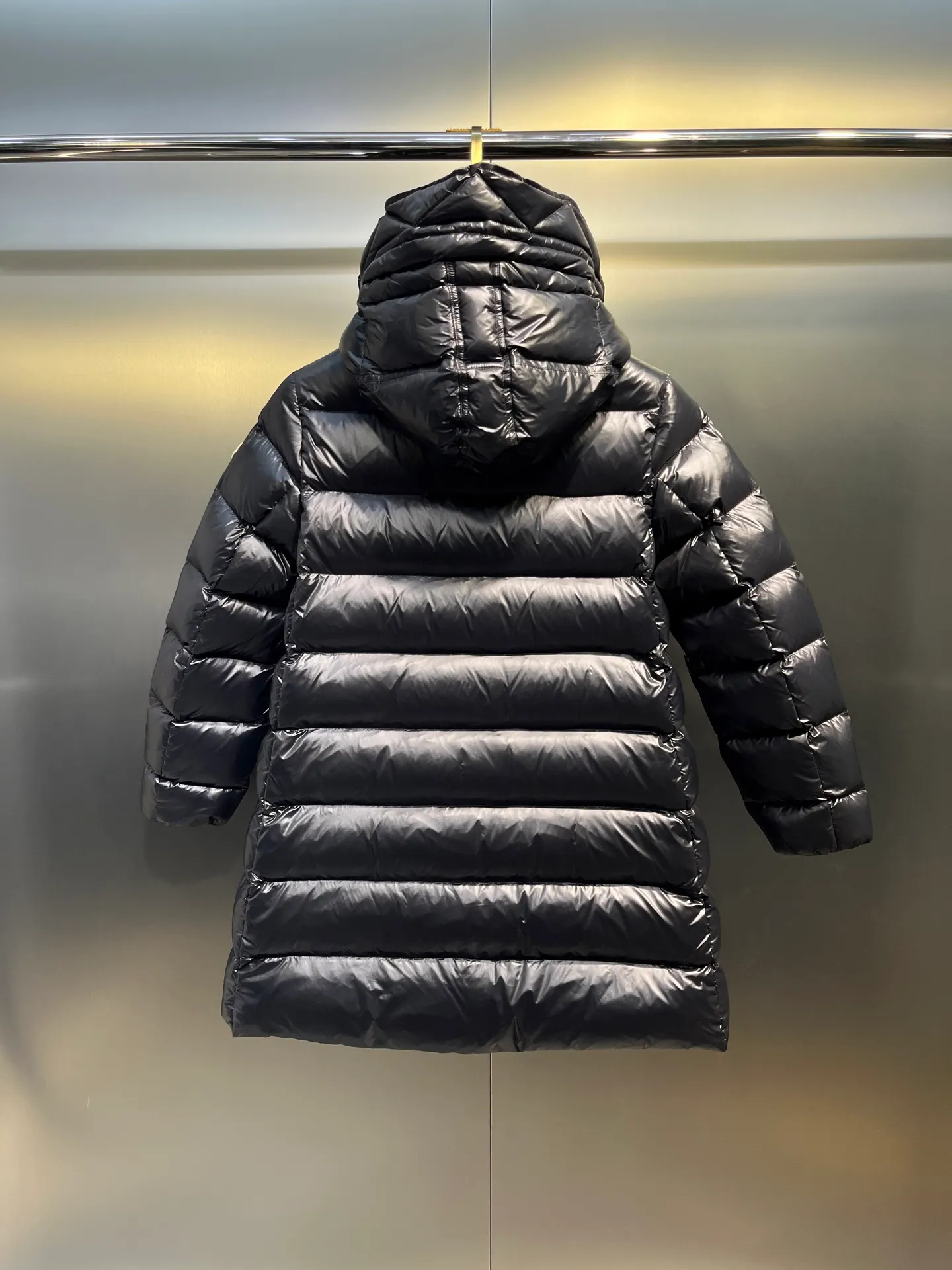 P860 moncler 🌟MonerSuyen Women's Long Down Jacket This jacket is suitable for the city's regular and sophisticated winter items. The rectangular quilting highlights the feminine charm of the trumpet style, and can be layered with day and evening looks. My mind is filled with evergreen models. Who makes this group of simple models always the hottest? With a fill power of up to 700T, it feels particularly soft and you can feel the warmth instantly! Suyen hooded down jacket has a great upper body effect! ! ! It is very easy to match, and it seems to visually cover up the usual bloat of down jackets. It feels really good to wear such a down jacket for winter! Color: black size: 12345