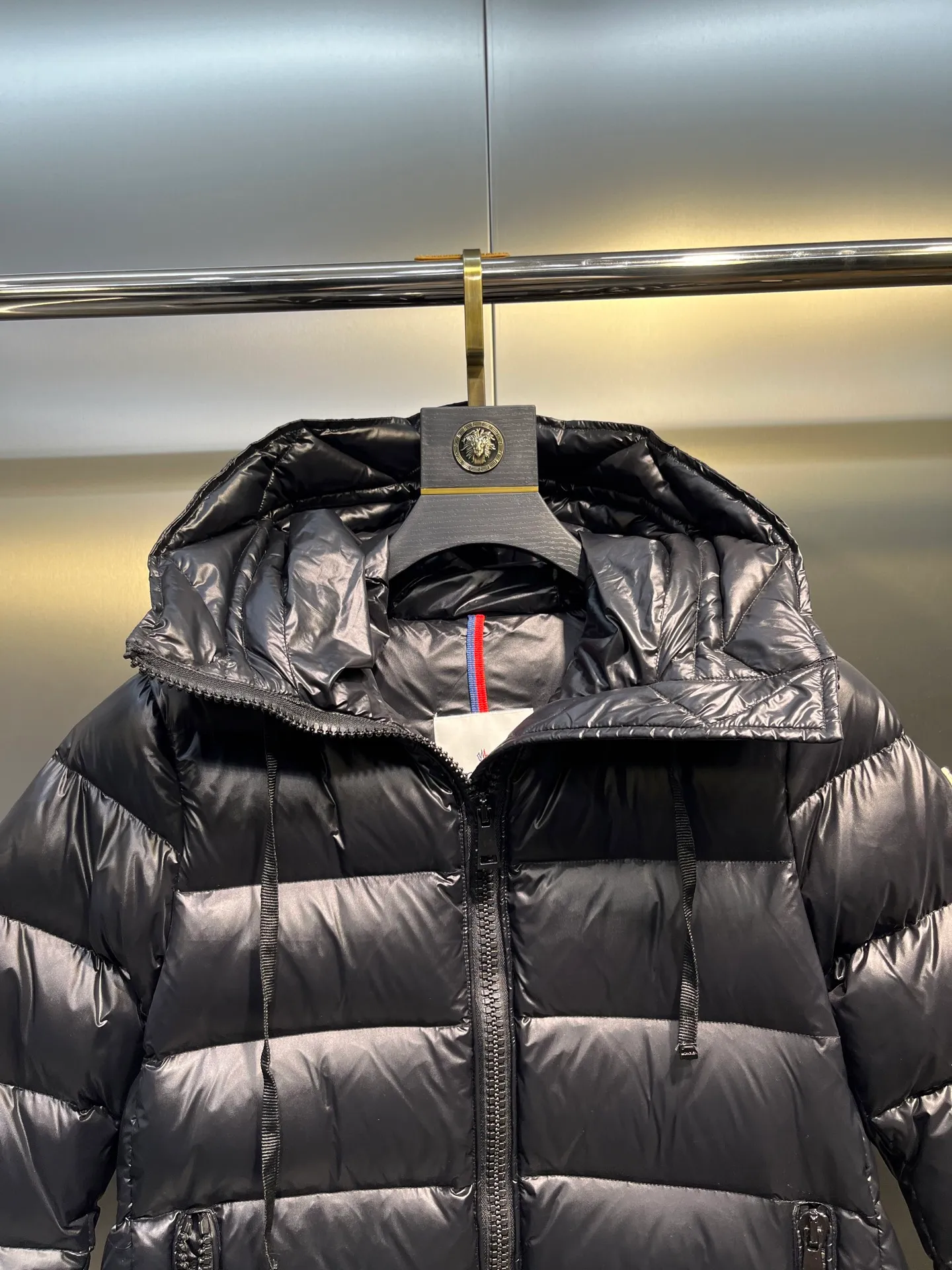 P860 moncler 🌟MonerSuyen Women's Long Down Jacket This jacket is suitable for the city's regular and sophisticated winter items. The rectangular quilting highlights the feminine charm of the trumpet style, and can be layered with day and evening looks. My mind is filled with evergreen models. Who makes this group of simple models always the hottest? With a fill power of up to 700T, it feels particularly soft and you can feel the warmth instantly! Suyen hooded down jacket has a great upper body effect! ! ! It is very easy to match, and it seems to visually cover up the usual bloat of down jackets. It feels really good to wear such a down jacket for winter! Color: black size: 12345