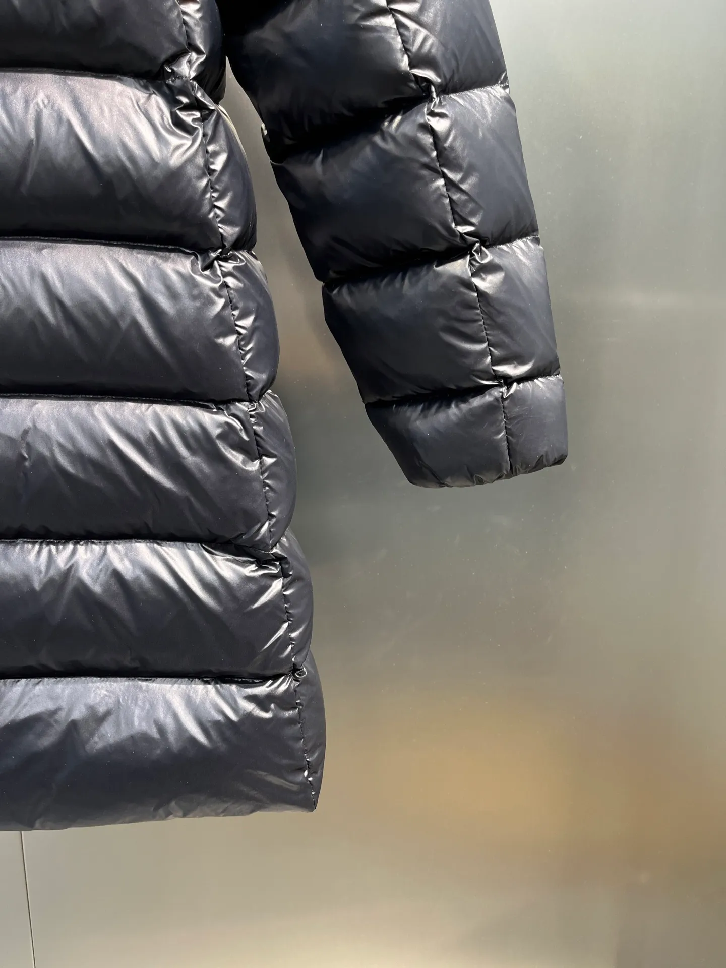 P860 moncler 🌟MonerSuyen Women's Long Down Jacket This jacket is suitable for the city's regular and sophisticated winter items. The rectangular quilting highlights the feminine charm of the trumpet style, and can be layered with day and evening looks. My mind is filled with evergreen models. Who makes this group of simple models always the hottest? With a fill power of up to 700T, it feels particularly soft and you can feel the warmth instantly! Suyen hooded down jacket has a great upper body effect! ! ! It is very easy to match, and it seems to visually cover up the usual bloat of down jackets. It feels really good to wear such a down jacket for winter! Color: black size: 12345