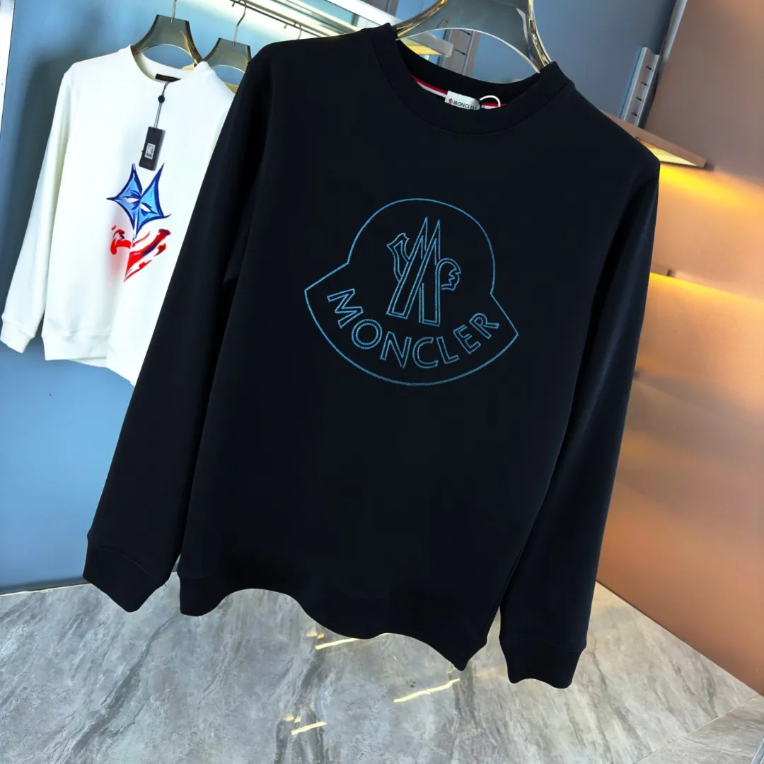 P210 high version sweatshirt) 📦With exclusive picture packaging📦 [Long-term ready stock] Upgraded version "Mobile phone smart sensor ~ NFC chip armband ~ Direct access to the official website anti-counterfeiting" 〖 𝐌𝐎𝐍𝐂𝐋𝐄𝐑 ~ Mouth covering〗 2025 new high quality, using 450g heavyweight fabric Different from the market currency, you can mix and match everything at will and you will be handsome😎The whole clothes is made of double waistcoats. The double waistcoats make the whole dress more three-dimensional. It is not an ordinary factory that can do such fine work. 2025 autumn and winter new style, on sale at the counter, exquisite printed round neck terry sweatshirt. High-end double-ply cotton. Customized stretch ribs are dyed in the same vat. Three standards are complete. It is matched with digital printing patterns and is very breathable. Same style for men and women. Color: black, white, apricot. Size: S M L XL 2XL