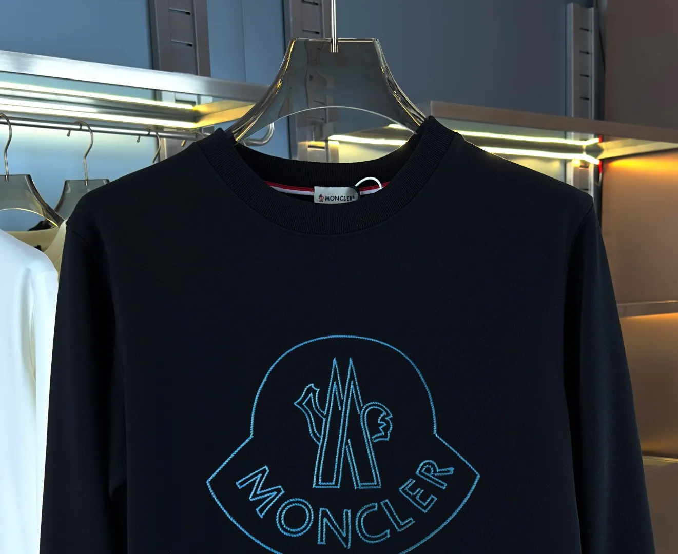 P210 high version sweatshirt) 📦With exclusive picture packaging📦 [Long-term ready stock] Upgraded version "Mobile phone smart sensor ~ NFC chip armband ~ Direct access to the official website anti-counterfeiting" 〖 𝐌𝐎𝐍𝐂𝐋𝐄𝐑 ~ Mouth covering〗 2025 new high quality, using 450g heavyweight fabric Different from the market currency, you can mix and match everything at will and you will be handsome😎The whole clothes is made of double waistcoats. The double waistcoats make the whole dress more three-dimensional. It is not an ordinary factory that can do such fine work. 2025 autumn and winter new style, on sale at the counter, exquisite printed round neck terry sweatshirt. High-end double-ply cotton. Customized stretch ribs are dyed in the same vat. Three standards are complete. It is matched with digital printing patterns and is very breathable. Same style for men and women. Color: black, white, apricot. Size: S M L XL 2XL