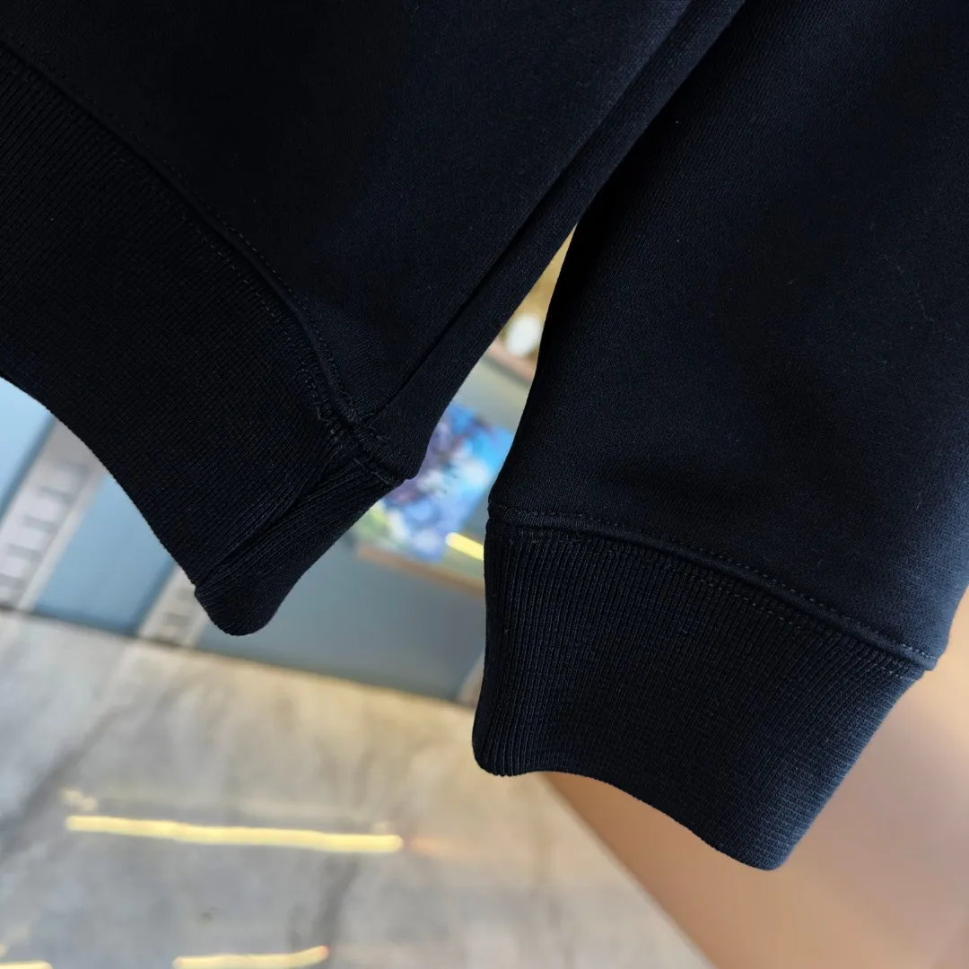 P210 high version sweatshirt) 📦With exclusive picture packaging📦 [Long-term ready stock] Upgraded version "Mobile phone smart sensor ~ NFC chip armband ~ Direct access to the official website anti-counterfeiting" 〖 𝐌𝐎𝐍𝐂𝐋𝐄𝐑 ~ Mouth covering〗 2025 new high quality, using 450g heavyweight fabric Different from the market currency, you can mix and match everything at will and you will be handsome😎The whole clothes is made of double waistcoats. The double waistcoats make the whole dress more three-dimensional. It is not an ordinary factory that can do such fine work. 2025 autumn and winter new style, on sale at the counter, exquisite printed round neck terry sweatshirt. High-end double-ply cotton. Customized stretch ribs are dyed in the same vat. Three standards are complete. It is matched with digital printing patterns and is very breathable. Same style for men and women. Color: black, white, apricot. Size: S M L XL 2XL