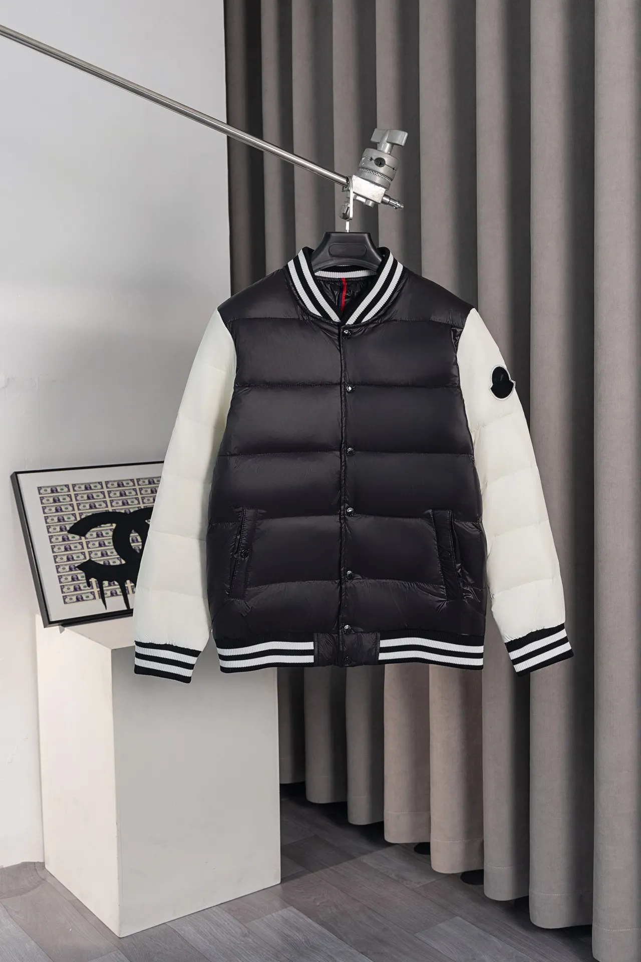 P590 model number: HE373 Moncler-Moncler classic splicing stand collar jacket down jacket The fabric is made of spliced polyester fabrics. The upper body is wind-resistant and cold-resistant. The inner down is filled with 90% duck down, and the filling is nearly 400g. The upper body is comfortable and warm, and has high fluffiness. It is different from the junk velvet on the market. It is sewn with custom black and white threads. The arms are sewn with large black labels on the mask. Customized masked all-black original hardware buttons. Three labels are complete. The original label. What you see is what you get. This is a must-have style for winter, so feel free to buy it.  Color: Picture color Size: S M L XL