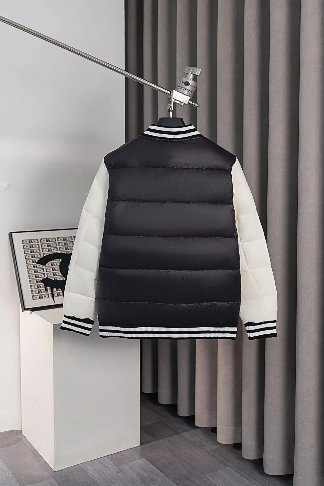 P590 model number: HE373 Moncler-Moncler classic splicing stand collar jacket down jacket The fabric is made of spliced polyester fabrics. The upper body is wind-resistant and cold-resistant. The inner down is filled with 90% duck down, and the filling is nearly 400g. The upper body is comfortable and warm, and has high fluffiness. It is different from the junk velvet on the market. It is sewn with custom black and white threads. The arms are sewn with large black labels on the mask. Customized masked all-black original hardware buttons. Three labels are complete. The original label. What you see is what you get. This is a must-have style for winter, so feel free to buy it.  Color: Picture color Size: S M L XL