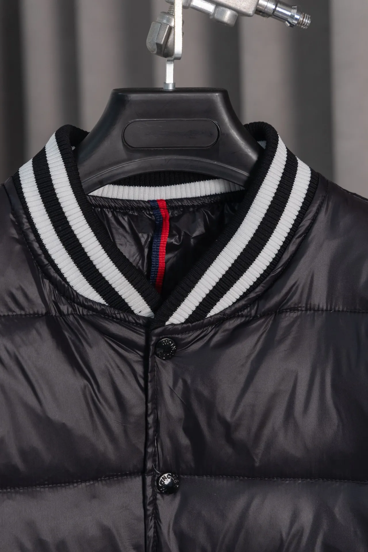 P590 model number: HE373 Moncler-Moncler classic splicing stand collar jacket down jacket The fabric is made of spliced polyester fabrics. The upper body is wind-resistant and cold-resistant. The inner down is filled with 90% duck down, and the filling is nearly 400g. The upper body is comfortable and warm, and has high fluffiness. It is different from the junk velvet on the market. It is sewn with custom black and white threads. The arms are sewn with large black labels on the mask. Customized masked all-black original hardware buttons. Three labels are complete. The original label. What you see is what you get. This is a must-have style for winter, so feel free to buy it.  Color: Picture color Size: S M L XL