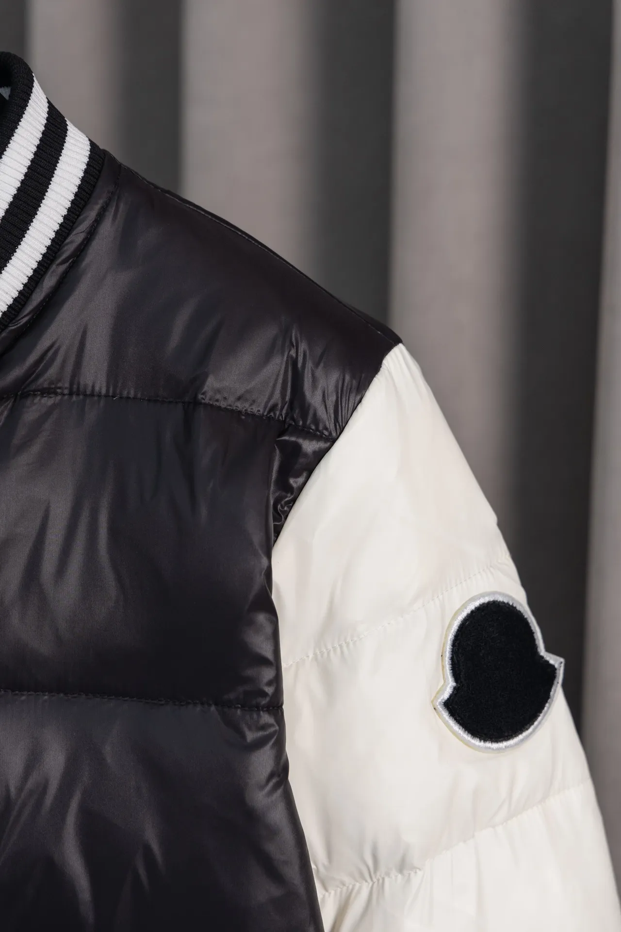 P590 model number: HE373 Moncler-Moncler classic splicing stand collar jacket down jacket The fabric is made of spliced polyester fabrics. The upper body is wind-resistant and cold-resistant. The inner down is filled with 90% duck down, and the filling is nearly 400g. The upper body is comfortable and warm, and has high fluffiness. It is different from the junk velvet on the market. It is sewn with custom black and white threads. The arms are sewn with large black labels on the mask. Customized masked all-black original hardware buttons. Three labels are complete. The original label. What you see is what you get. This is a must-have style for winter, so feel free to buy it.  Color: Picture color Size: S M L XL