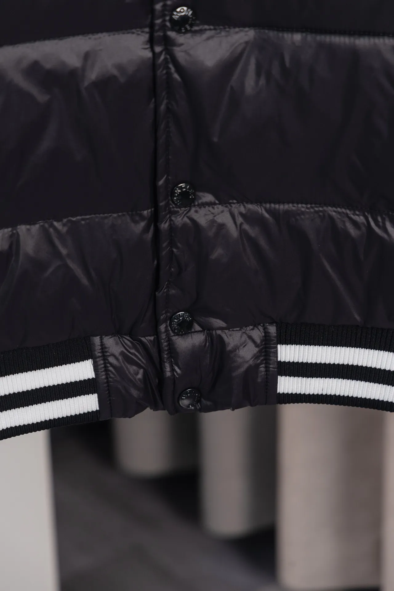 P590 model number: HE373 Moncler-Moncler classic splicing stand collar jacket down jacket The fabric is made of spliced polyester fabrics. The upper body is wind-resistant and cold-resistant. The inner down is filled with 90% duck down, and the filling is nearly 400g. The upper body is comfortable and warm, and has high fluffiness. It is different from the junk velvet on the market. It is sewn with custom black and white threads. The arms are sewn with large black labels on the mask. Customized masked all-black original hardware buttons. Three labels are complete. The original label. What you see is what you get. This is a must-have style for winter, so feel free to buy it.  Color: Picture color Size: S M L XL