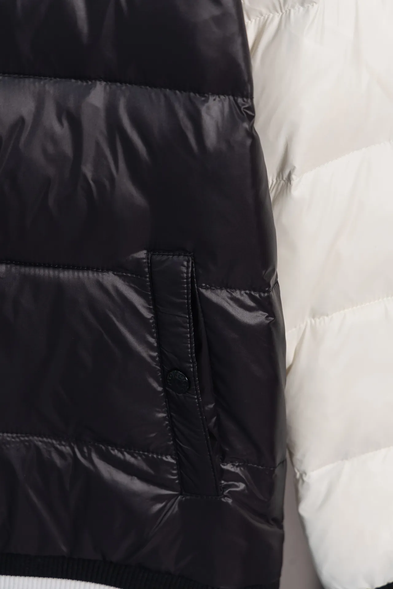 P590 model number: HE373 Moncler-Moncler classic splicing stand collar jacket down jacket The fabric is made of spliced polyester fabrics. The upper body is wind-resistant and cold-resistant. The inner down is filled with 90% duck down, and the filling is nearly 400g. The upper body is comfortable and warm, and has high fluffiness. It is different from the junk velvet on the market. It is sewn with custom black and white threads. The arms are sewn with large black labels on the mask. Customized masked all-black original hardware buttons. Three labels are complete. The original label. What you see is what you get. This is a must-have style for winter, so feel free to buy it.  Color: Picture color Size: S M L XL