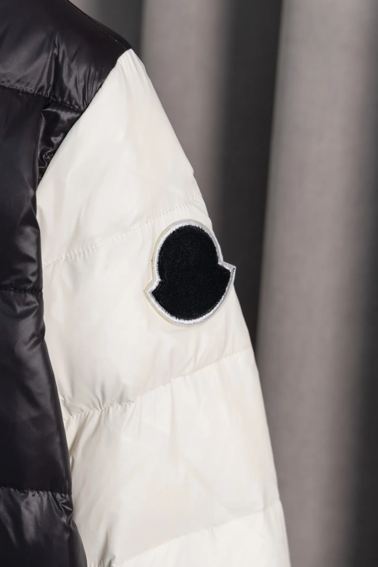P590 model number: HE373 Moncler-Moncler classic splicing stand collar jacket down jacket The fabric is made of spliced polyester fabrics. The upper body is wind-resistant and cold-resistant. The inner down is filled with 90% duck down, and the filling is nearly 400g. The upper body is comfortable and warm, and has high fluffiness. It is different from the junk velvet on the market. It is sewn with custom black and white threads. The arms are sewn with large black labels on the mask. Customized masked all-black original hardware buttons. Three labels are complete. The original label. What you see is what you get. This is a must-have style for winter, so feel free to buy it.  Color: Picture color Size: S M L XL