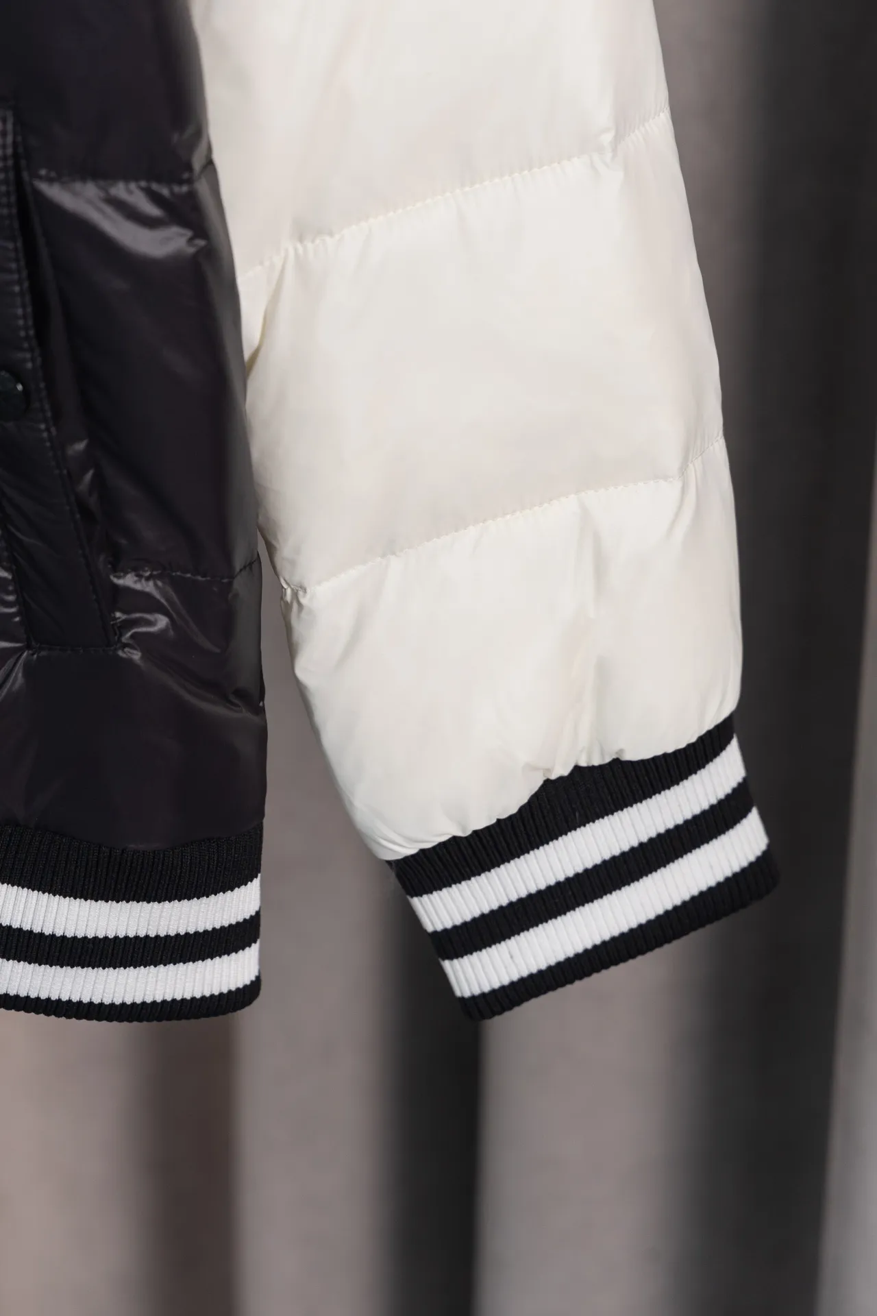 P590 model number: HE373 Moncler-Moncler classic splicing stand collar jacket down jacket The fabric is made of spliced polyester fabrics. The upper body is wind-resistant and cold-resistant. The inner down is filled with 90% duck down, and the filling is nearly 400g. The upper body is comfortable and warm, and has high fluffiness. It is different from the junk velvet on the market. It is sewn with custom black and white threads. The arms are sewn with large black labels on the mask. Customized masked all-black original hardware buttons. Three labels are complete. The original label. What you see is what you get. This is a must-have style for winter, so feel free to buy it.  Color: Picture color Size: S M L XL