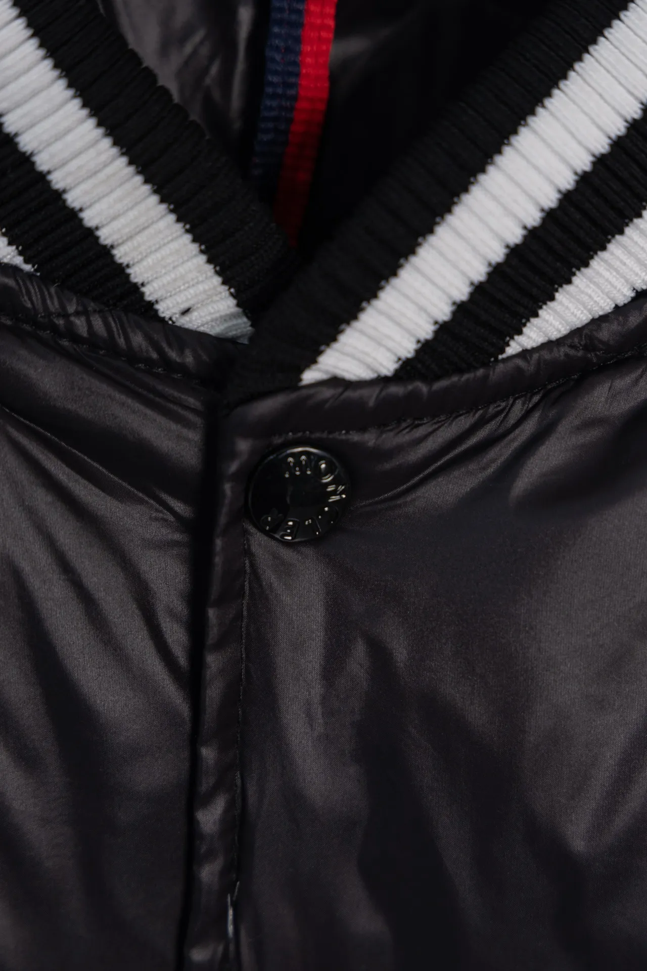 P590 model number: HE373 Moncler-Moncler classic splicing stand collar jacket down jacket The fabric is made of spliced polyester fabrics. The upper body is wind-resistant and cold-resistant. The inner down is filled with 90% duck down, and the filling is nearly 400g. The upper body is comfortable and warm, and has high fluffiness. It is different from the junk velvet on the market. It is sewn with custom black and white threads. The arms are sewn with large black labels on the mask. Customized masked all-black original hardware buttons. Three labels are complete. The original label. What you see is what you get. This is a must-have style for winter, so feel free to buy it.  Color: Picture color Size: S M L XL