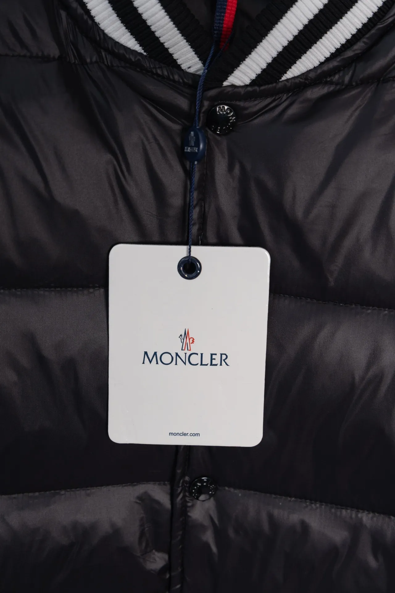 P590 model number: HE373 Moncler-Moncler classic splicing stand collar jacket down jacket The fabric is made of spliced polyester fabrics. The upper body is wind-resistant and cold-resistant. The inner down is filled with 90% duck down, and the filling is nearly 400g. The upper body is comfortable and warm, and has high fluffiness. It is different from the junk velvet on the market. It is sewn with custom black and white threads. The arms are sewn with large black labels on the mask. Customized masked all-black original hardware buttons. Three labels are complete. The original label. What you see is what you get. This is a must-have style for winter, so feel free to buy it.  Color: Picture color Size: S M L XL