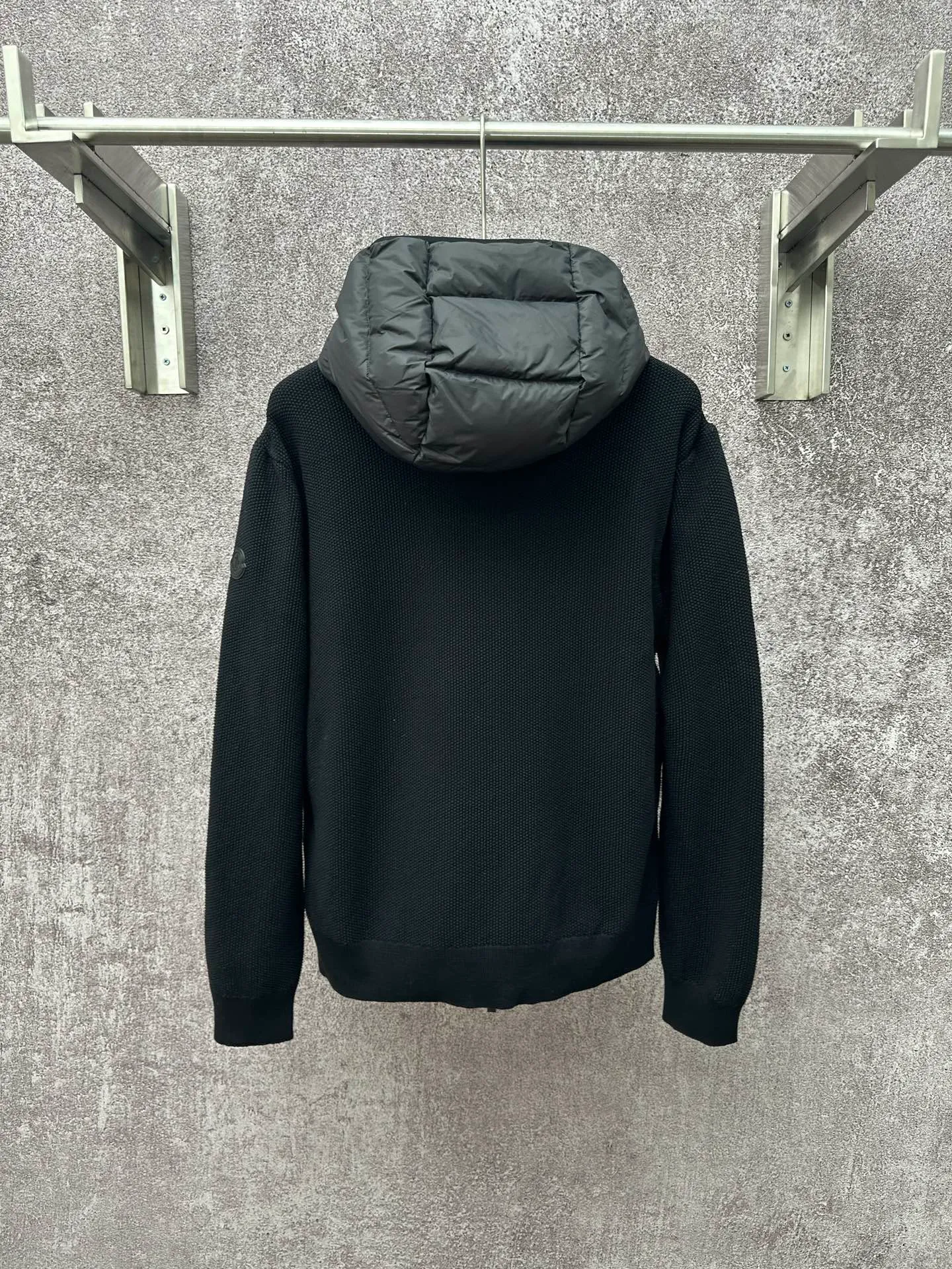 P770 MONCLER Wool Splicing Fluorescent Ribbon Down Jacket Fabric selection: The front body fabric is made of 100% polyester fiber high-density weaving, with a thickness of 0.08mm to avoid increasing the overall weight and being smooth. The high-density weaving structure forms a wind resistance layer to protect the thermal efficiency of the thermal layer from loss. At the same time, it can withstand the expansion pressure of down and prevent deformation and damage after long-term use.   Features: The webbing next to the access control zipper is a fluorescent webbing that will reflect different colors when illuminated by different colors. It uses high-quality stitching and advanced sewing equipment to ensure durability and beauty. At the same time, the filling of 90 white duck down has also been strictly screened and evenly distributed to ensure a good thermal insulation effect.  Craftsmanship details: Pay attention to every detail during the production process, and strictly control everything from material selection to sewing technology to ensure quality and durability.  Accessories: One-to-one customized zipper pendant, One-to-one customized MONCLER logo patch, One-to-one customized armband SIZE: 1 2 3 4