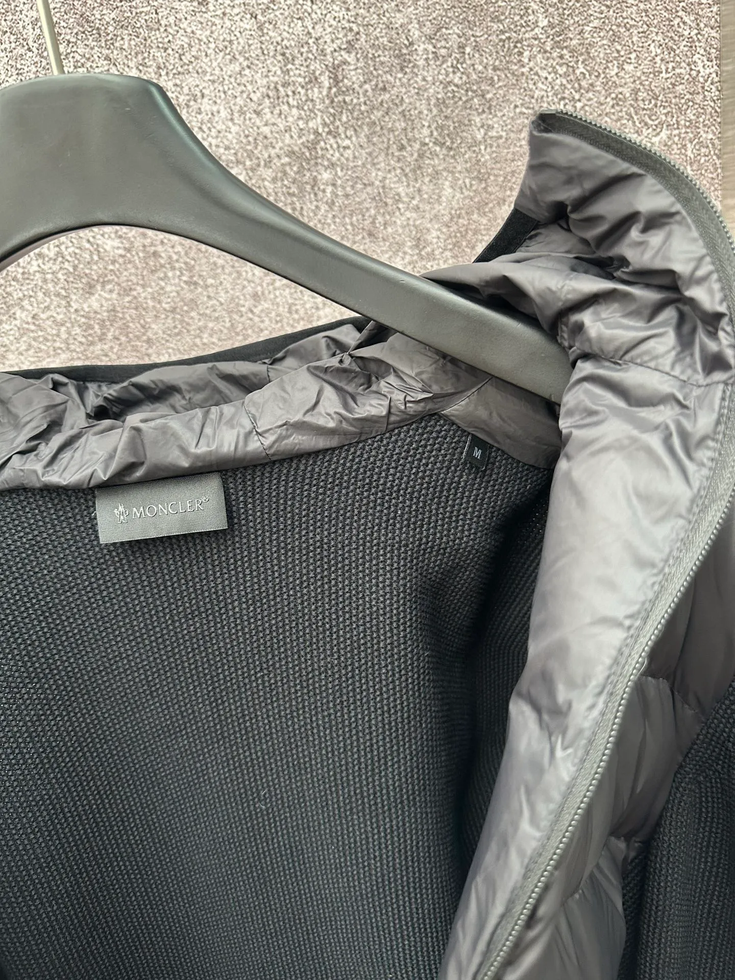 P770 MONCLER Wool Splicing Fluorescent Ribbon Down Jacket Fabric selection: The front body fabric is made of 100% polyester fiber high-density weaving, with a thickness of 0.08mm to avoid increasing the overall weight and being smooth. The high-density weaving structure forms a wind resistance layer to protect the thermal efficiency of the thermal layer from loss. At the same time, it can withstand the expansion pressure of down and prevent deformation and damage after long-term use.   Features: The webbing next to the access control zipper is a fluorescent webbing that will reflect different colors when illuminated by different colors. It uses high-quality stitching and advanced sewing equipment to ensure durability and beauty. At the same time, the filling of 90 white duck down has also been strictly screened and evenly distributed to ensure a good thermal insulation effect.  Craftsmanship details: Pay attention to every detail during the production process, and strictly control everything from material selection to sewing technology to ensure quality and durability.  Accessories: One-to-one customized zipper pendant, One-to-one customized MONCLER logo patch, One-to-one customized armband SIZE: 1 2 3 4