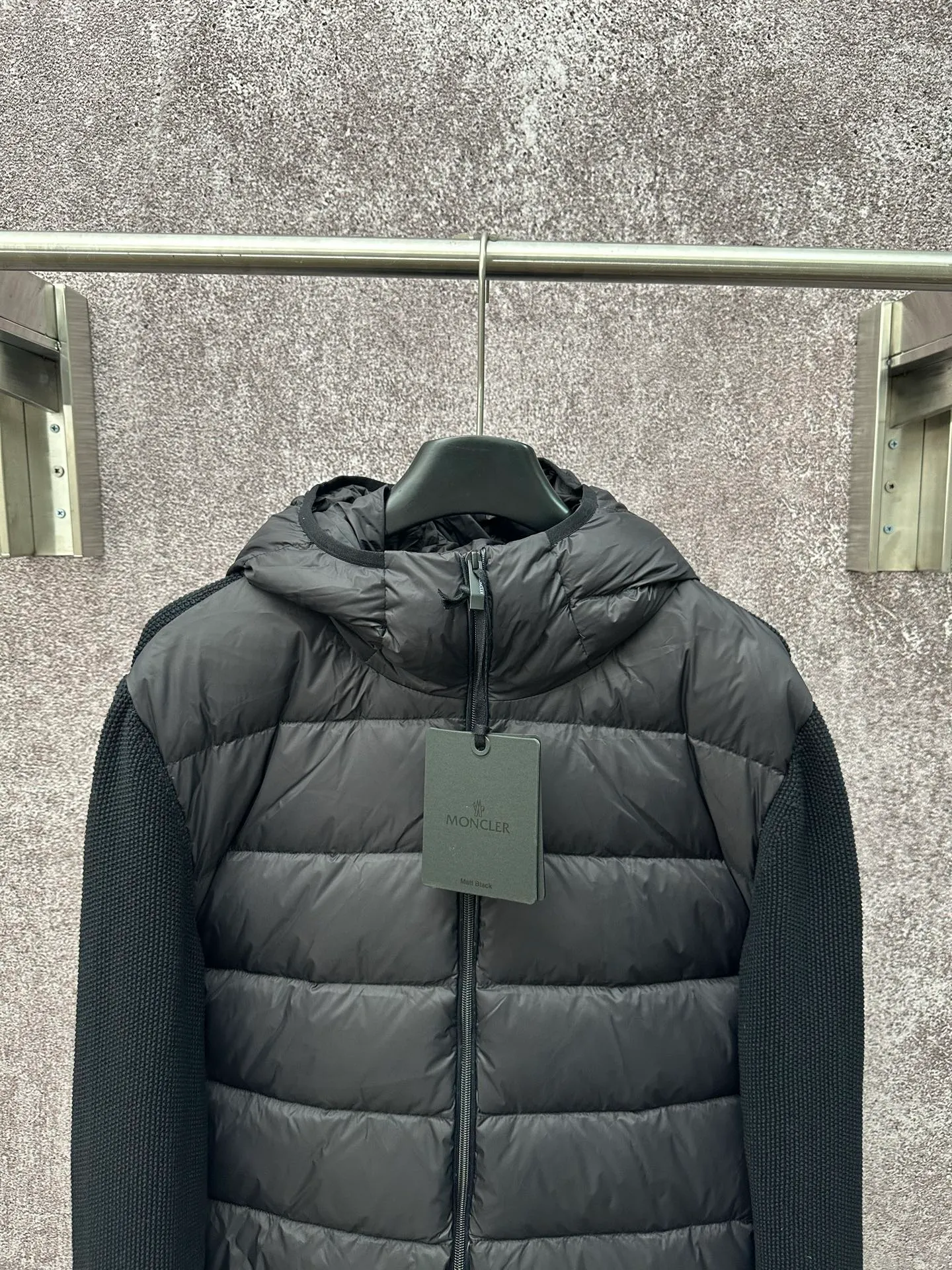 P770 MONCLER Wool Splicing Fluorescent Ribbon Down Jacket Fabric selection: The front body fabric is made of 100% polyester fiber high-density weaving, with a thickness of 0.08mm to avoid increasing the overall weight and being smooth. The high-density weaving structure forms a wind resistance layer to protect the thermal efficiency of the thermal layer from loss. At the same time, it can withstand the expansion pressure of down and prevent deformation and damage after long-term use.   Features: The webbing next to the access control zipper is a fluorescent webbing that will reflect different colors when illuminated by different colors. It uses high-quality stitching and advanced sewing equipment to ensure durability and beauty. At the same time, the filling of 90 white duck down has also been strictly screened and evenly distributed to ensure a good thermal insulation effect.  Craftsmanship details: Pay attention to every detail during the production process, and strictly control everything from material selection to sewing technology to ensure quality and durability.  Accessories: One-to-one customized zipper pendant, One-to-one customized MONCLER logo patch, One-to-one customized armband SIZE: 1 2 3 4