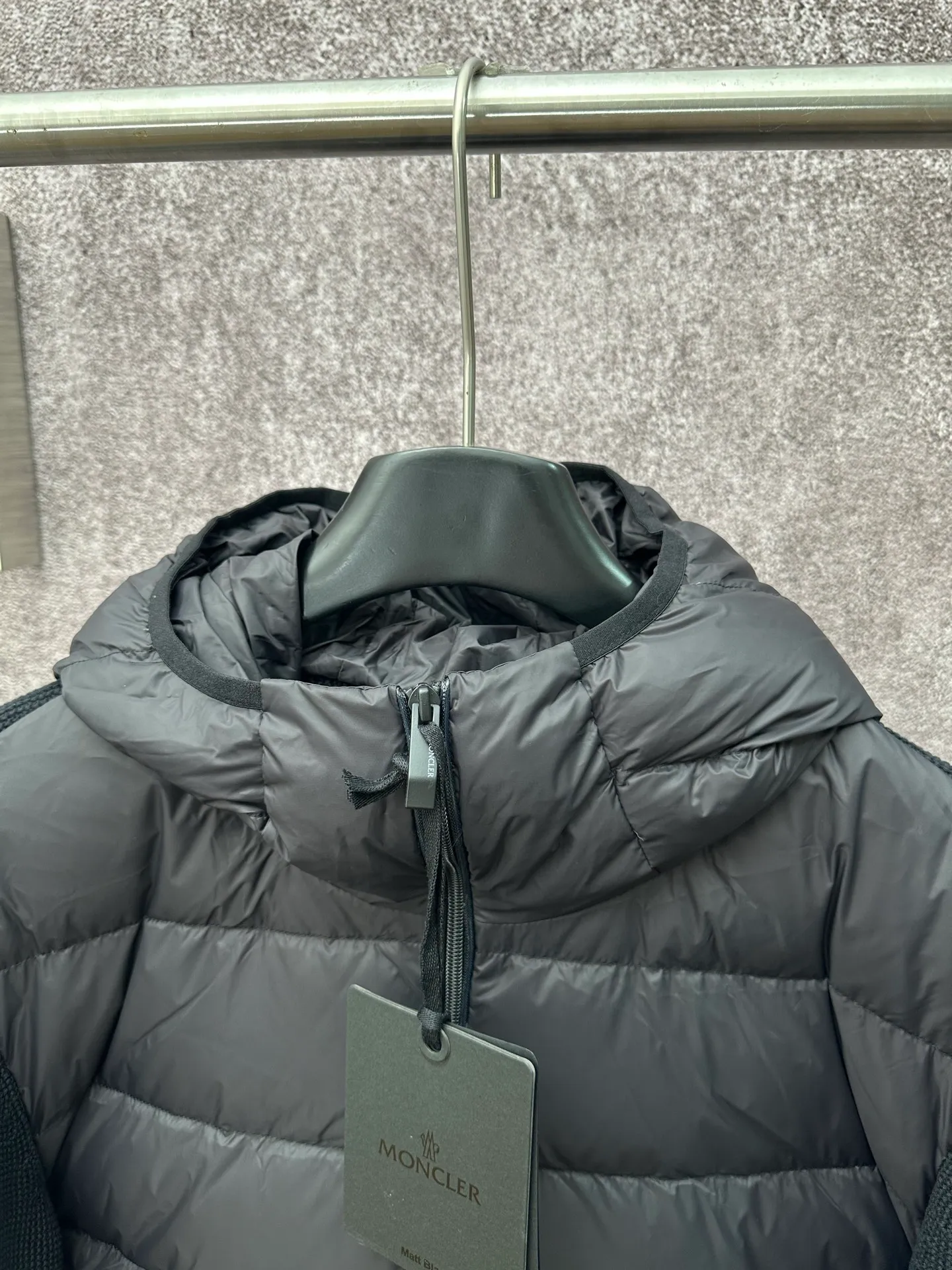 P770 MONCLER Wool Splicing Fluorescent Ribbon Down Jacket Fabric selection: The front body fabric is made of 100% polyester fiber high-density weaving, with a thickness of 0.08mm to avoid increasing the overall weight and being smooth. The high-density weaving structure forms a wind resistance layer to protect the thermal efficiency of the thermal layer from loss. At the same time, it can withstand the expansion pressure of down and prevent deformation and damage after long-term use.   Features: The webbing next to the access control zipper is a fluorescent webbing that will reflect different colors when illuminated by different colors. It uses high-quality stitching and advanced sewing equipment to ensure durability and beauty. At the same time, the filling of 90 white duck down has also been strictly screened and evenly distributed to ensure a good thermal insulation effect.  Craftsmanship details: Pay attention to every detail during the production process, and strictly control everything from material selection to sewing technology to ensure quality and durability.  Accessories: One-to-one customized zipper pendant, One-to-one customized MONCLER logo patch, One-to-one customized armband SIZE: 1 2 3 4