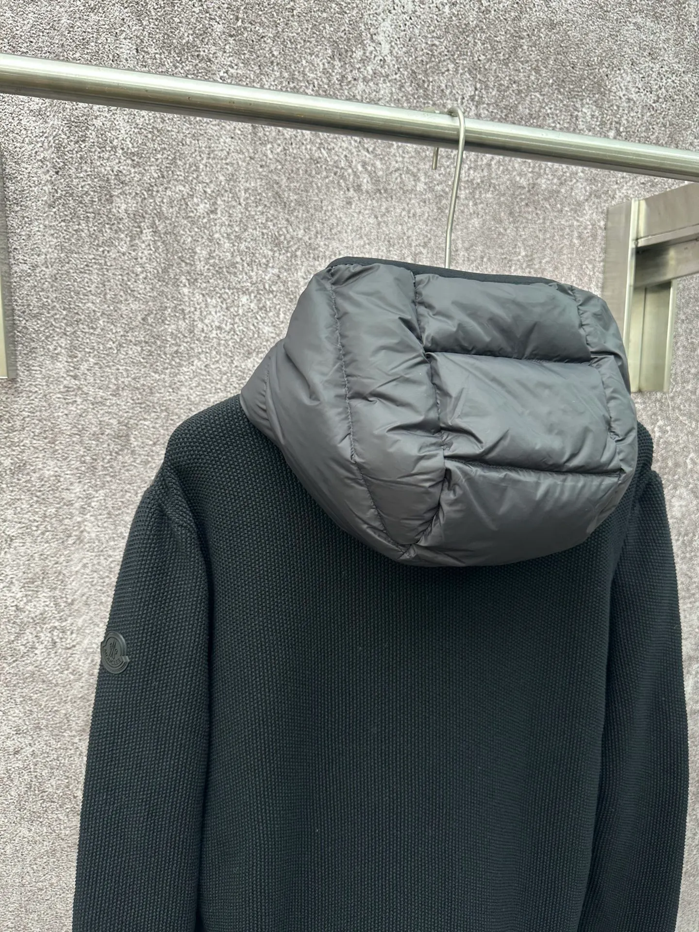 P770 MONCLER Wool Splicing Fluorescent Ribbon Down Jacket Fabric selection: The front body fabric is made of 100% polyester fiber high-density weaving, with a thickness of 0.08mm to avoid increasing the overall weight and being smooth. The high-density weaving structure forms a wind resistance layer to protect the thermal efficiency of the thermal layer from loss. At the same time, it can withstand the expansion pressure of down and prevent deformation and damage after long-term use.   Features: The webbing next to the access control zipper is a fluorescent webbing that will reflect different colors when illuminated by different colors. It uses high-quality stitching and advanced sewing equipment to ensure durability and beauty. At the same time, the filling of 90 white duck down has also been strictly screened and evenly distributed to ensure a good thermal insulation effect.  Craftsmanship details: Pay attention to every detail during the production process, and strictly control everything from material selection to sewing technology to ensure quality and durability.  Accessories: One-to-one customized zipper pendant, One-to-one customized MONCLER logo patch, One-to-one customized armband SIZE: 1 2 3 4