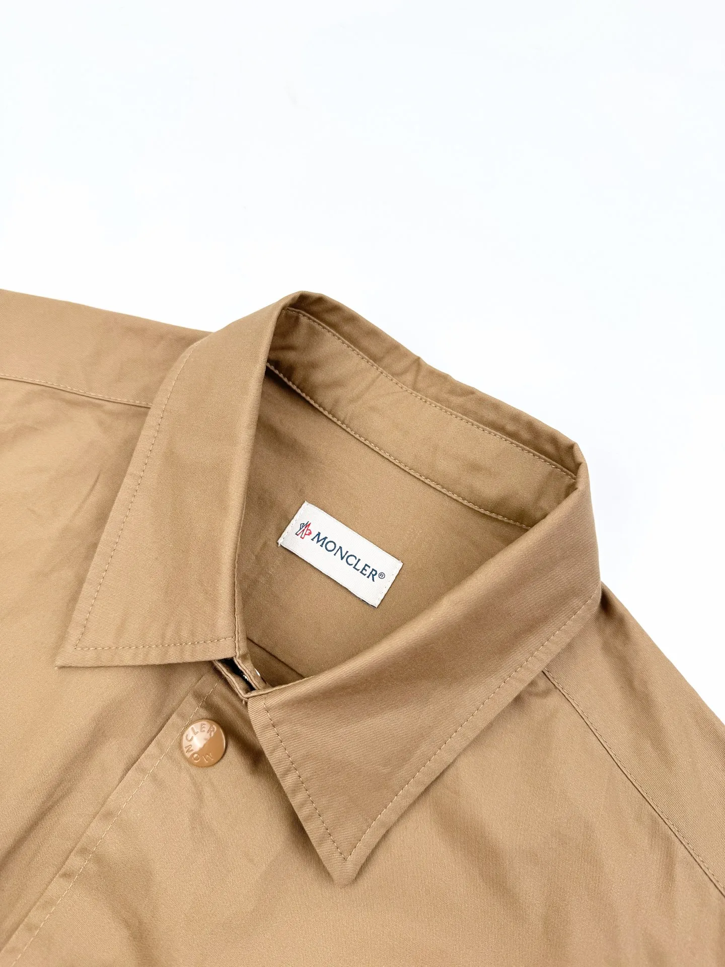 P350 Moncler Logo Pocket Short Sleeve Customized high-quality cotton hidden pattern gabardine Full of texture Comfortable and close to the skin Encountering brown tones exuding restrained tenderness The iconic Moncler logo embroidered logo is embellished on it to increase brand recognition. Use simplicity as the pen and texture as the ink to outline the most moving fashion picture with the simplest elements. Process 1: Use imported special machine infrared to locate the "Moncler logo embroidery" to make the position more precise Firm and strong. Process 2: Template machine to open the bag. The preset template guides the position, shape and size of the bag. Accuracy ensures the quality of the bag opening. Process 3: The fabrics are washed and have a better hand feel. Not easy to deform, not easy to shrink, not easy to fade, and maintain long-term beauty. Accessories: Customized 1:1 Moncler embroidered logo Customized 1:1 Moncler snap button Customized 1:1 Moncler zipper Customized 1:1 Moncler trademark Fit: Loose fit Size: S M L XL Style number: AA550