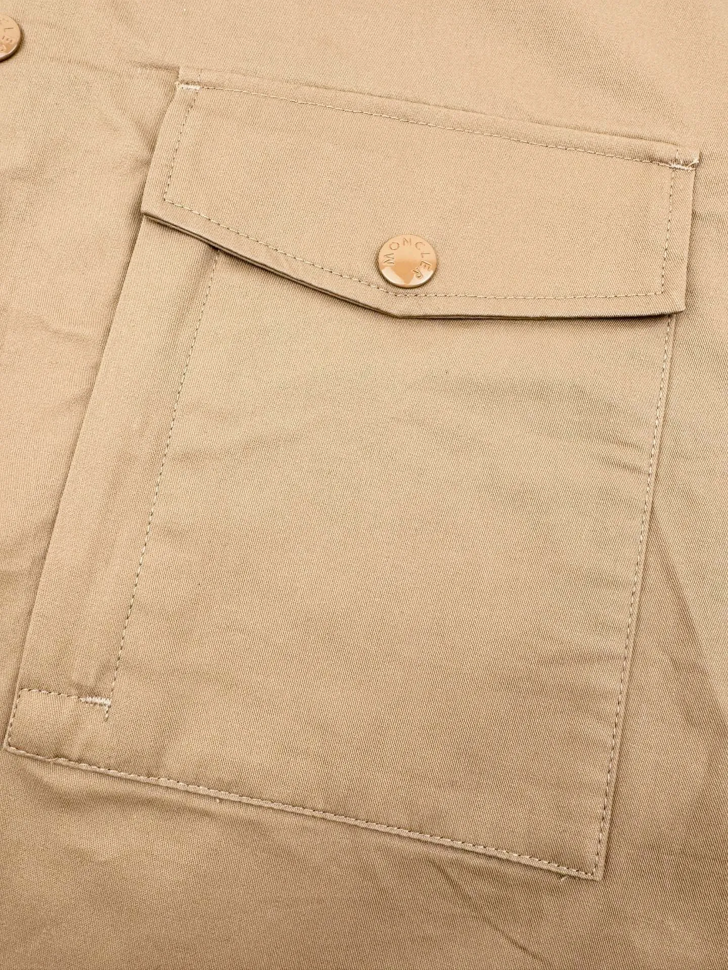 P350 Moncler Logo Pocket Short Sleeve Customized high-quality cotton hidden pattern gabardine Full of texture Comfortable and close to the skin Encountering brown tones exuding restrained tenderness The iconic Moncler logo embroidered logo is embellished on it to increase brand recognition. Use simplicity as the pen and texture as the ink to outline the most moving fashion picture with the simplest elements. Process 1: Use imported special machine infrared to locate the "Moncler logo embroidery" to make the position more precise Firm and strong. Process 2: Template machine to open the bag. The preset template guides the position, shape and size of the bag. Accuracy ensures the quality of the bag opening. Process 3: The fabrics are washed and have a better hand feel. Not easy to deform, not easy to shrink, not easy to fade, and maintain long-term beauty. Accessories: Customized 1:1 Moncler embroidered logo Customized 1:1 Moncler snap button Customized 1:1 Moncler zipper Customized 1:1 Moncler trademark Fit: Loose fit Size: S M L XL Style number: AA550
