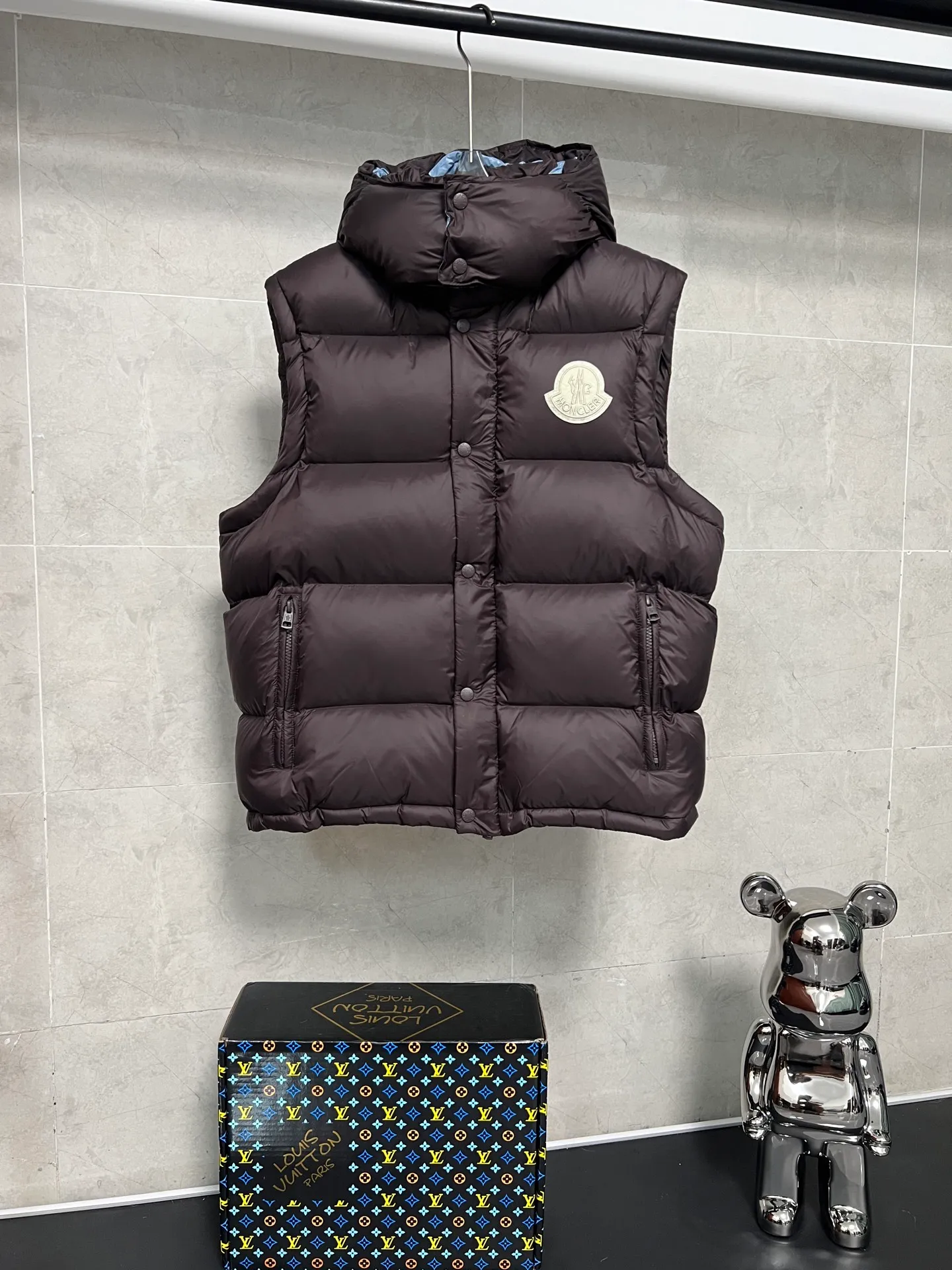 P920 Moncler Mouth Cyclone 2-in-1 Mouth Mouth New Autumn and Winter Down Jacket Stand-up collar, hooded and detachable sleeve design, one garment can be worn in a variety of styles, suitable for various looks; Made of custom-made windproof and rain-proof fabric, anti-wrinkle, anti-static and quick-drying, soft and skin-friendly, and extremely comfortable for the upper body; Stand-up collar and hooded design, combining business and leisure A down jacket; filled with 90% goose down, warm, fluffy and soft; made in brand factories, with impeccable quality and details; decorated with the brand logo on the chest, highly recognizable; a down jacket suitable for various occasions, with unparalleled warmth Size: 12345