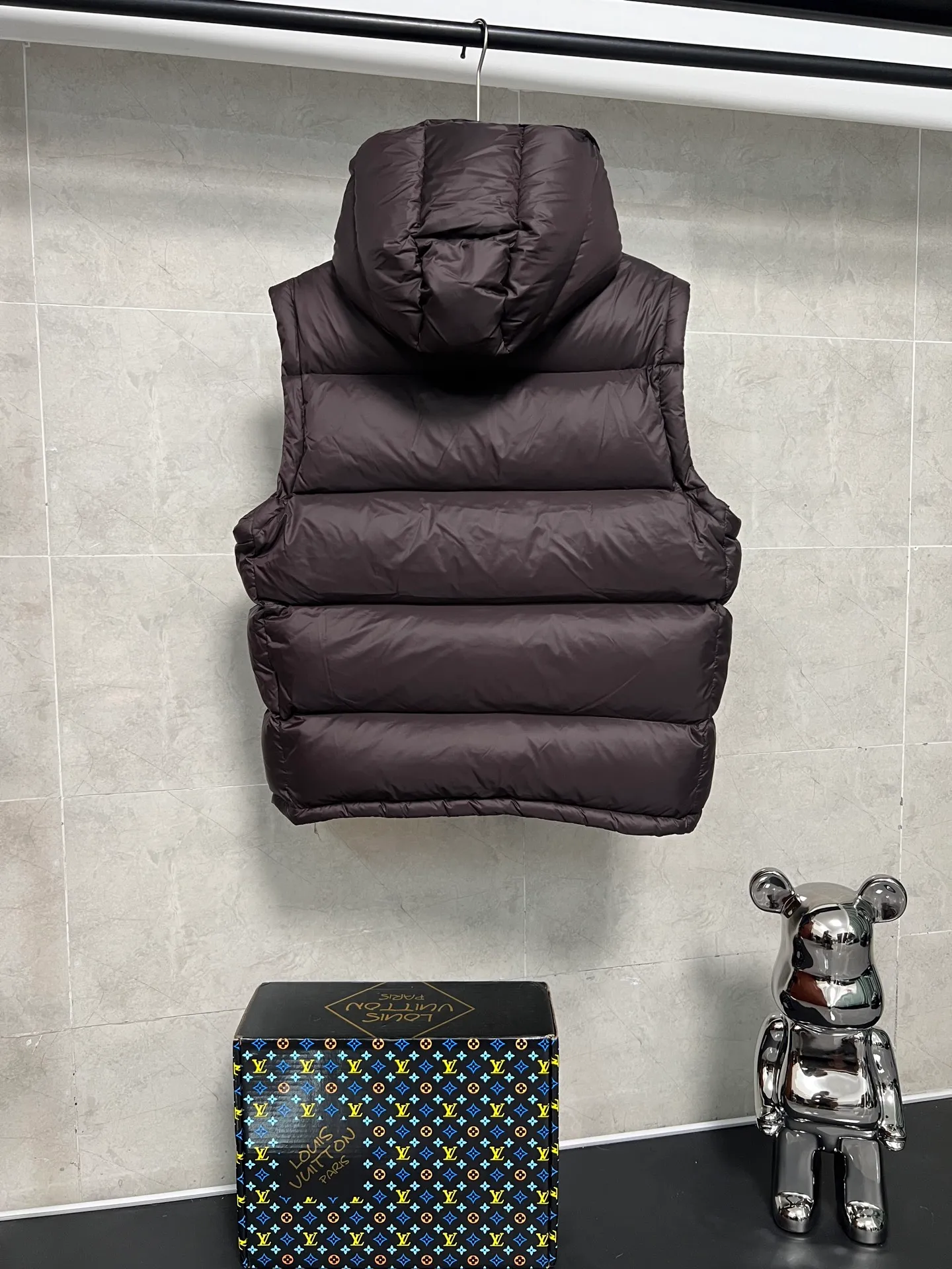 P920 Moncler Mouth Cyclone 2-in-1 Mouth Mouth New Autumn and Winter Down Jacket Stand-up collar, hooded and detachable sleeve design, one garment can be worn in a variety of styles, suitable for various looks; Made of custom-made windproof and rain-proof fabric, anti-wrinkle, anti-static and quick-drying, soft and skin-friendly, and extremely comfortable for the upper body; Stand-up collar and hooded design, combining business and leisure A down jacket; filled with 90% goose down, warm, fluffy and soft; made in brand factories, with impeccable quality and details; decorated with the brand logo on the chest, highly recognizable; a down jacket suitable for various occasions, with unparalleled warmth Size: 12345