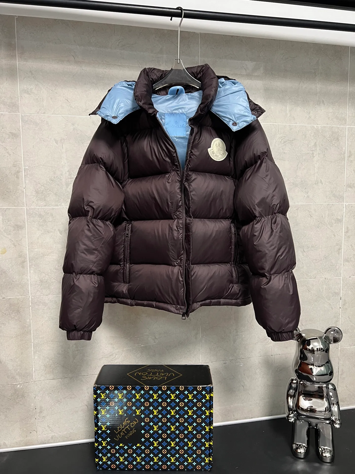 P920 Moncler Mouth Cyclone 2-in-1 Mouth Mouth New Autumn and Winter Down Jacket Stand-up collar, hooded and detachable sleeve design, one garment can be worn in a variety of styles, suitable for various looks; Made of custom-made windproof and rain-proof fabric, anti-wrinkle, anti-static and quick-drying, soft and skin-friendly, and extremely comfortable for the upper body; Stand-up collar and hooded design, combining business and leisure A down jacket; filled with 90% goose down, warm, fluffy and soft; made in brand factories, with impeccable quality and details; decorated with the brand logo on the chest, highly recognizable; a down jacket suitable for various occasions, with unparalleled warmth Size: 12345