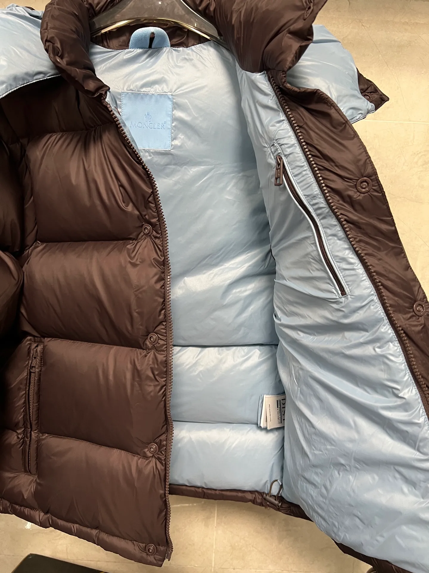 P920 Moncler Mouth Cyclone 2-in-1 Mouth Mouth New Autumn and Winter Down Jacket Stand-up collar, hooded and detachable sleeve design, one garment can be worn in a variety of styles, suitable for various looks; Made of custom-made windproof and rain-proof fabric, anti-wrinkle, anti-static and quick-drying, soft and skin-friendly, and extremely comfortable for the upper body; Stand-up collar and hooded design, combining business and leisure A down jacket; filled with 90% goose down, warm, fluffy and soft; made in brand factories, with impeccable quality and details; decorated with the brand logo on the chest, highly recognizable; a down jacket suitable for various occasions, with unparalleled warmth Size: 12345