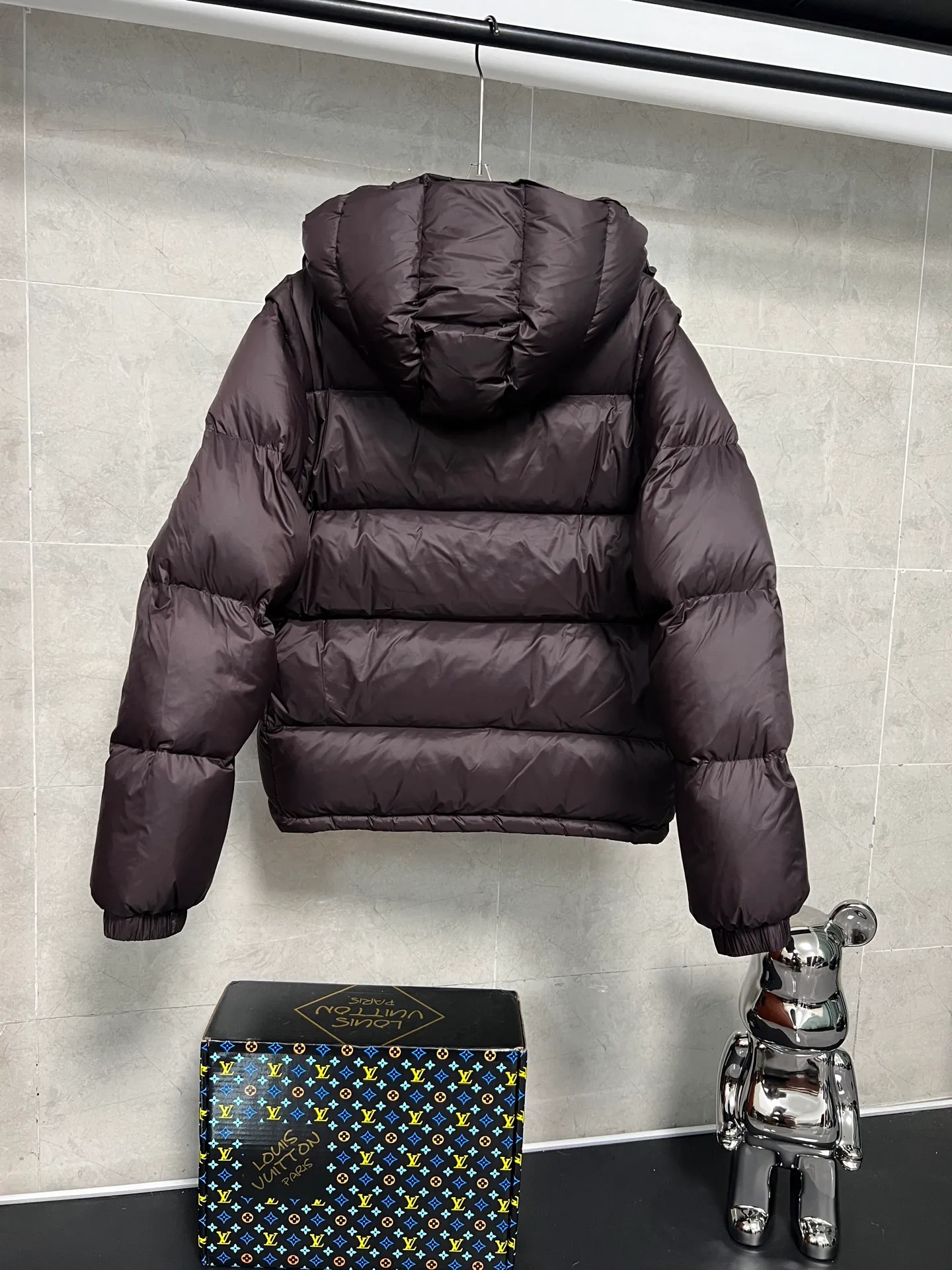 P920 Moncler Mouth Cyclone 2-in-1 Mouth Mouth New Autumn and Winter Down Jacket Stand-up collar, hooded and detachable sleeve design, one garment can be worn in a variety of styles, suitable for various looks; Made of custom-made windproof and rain-proof fabric, anti-wrinkle, anti-static and quick-drying, soft and skin-friendly, and extremely comfortable for the upper body; Stand-up collar and hooded design, combining business and leisure A down jacket; filled with 90% goose down, warm, fluffy and soft; made in brand factories, with impeccable quality and details; decorated with the brand logo on the chest, highly recognizable; a down jacket suitable for various occasions, with unparalleled warmth Size: 12345