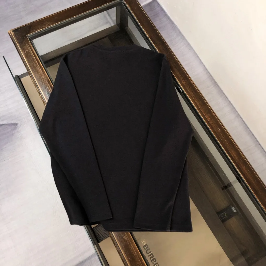 P180, a non-off-the-shelf model, you can trust it. Moncler printed long-sleeved T-shirt, 240g breathable cotton fabric, very soft and comfortable texture, does not shrink, does not deform, does not ball), can be worn alone as a base layer. Original customized accessories, collar label, care mark, hangtag, packaging (perfect details) Color: White Black Size: XS S M L